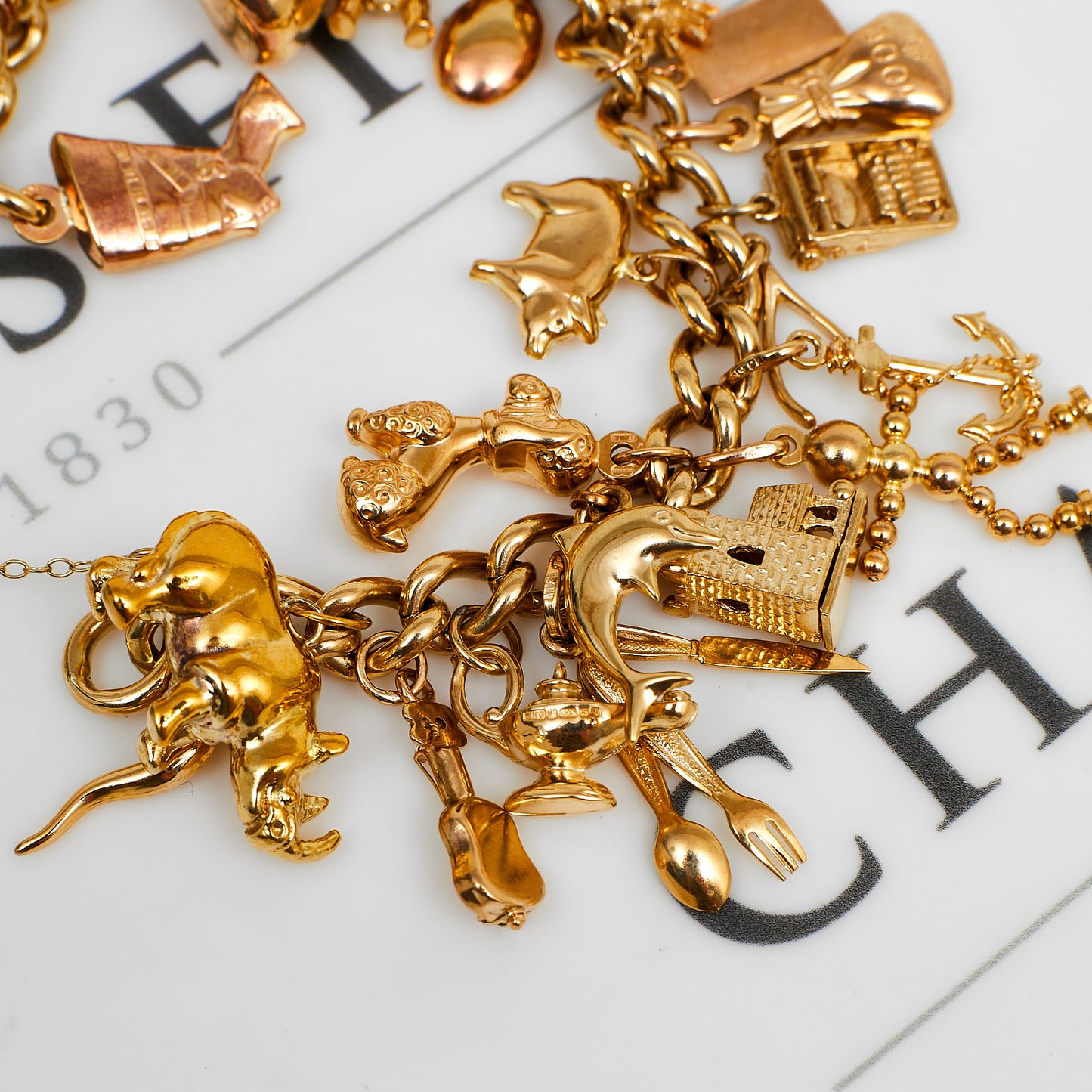 Pre-Owned 9ct Gold Charm Bracelet & 36 Charms 8 Inch