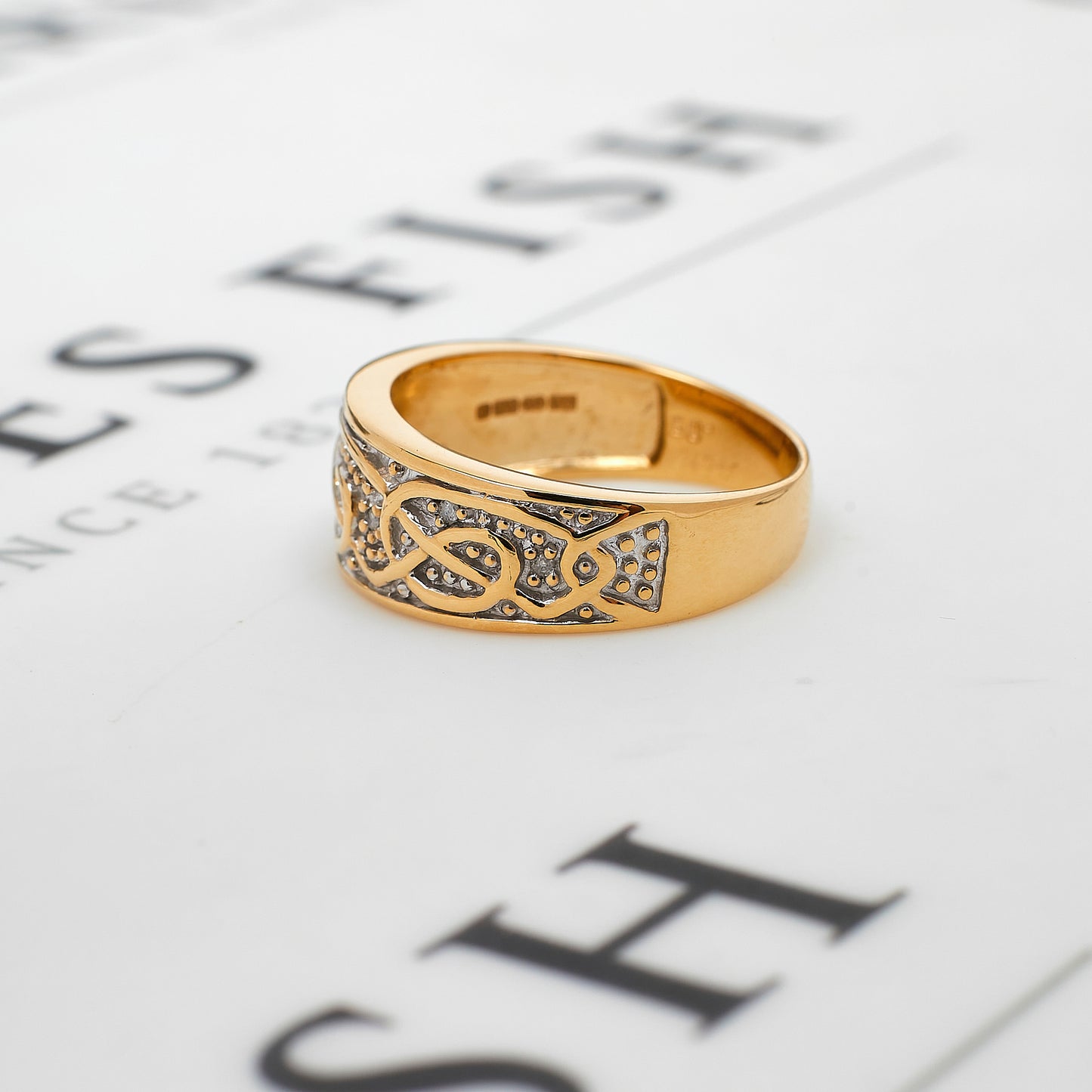 Pre-Owned 9ct Gold & Diamond Celtic Knot Band Ring Size U