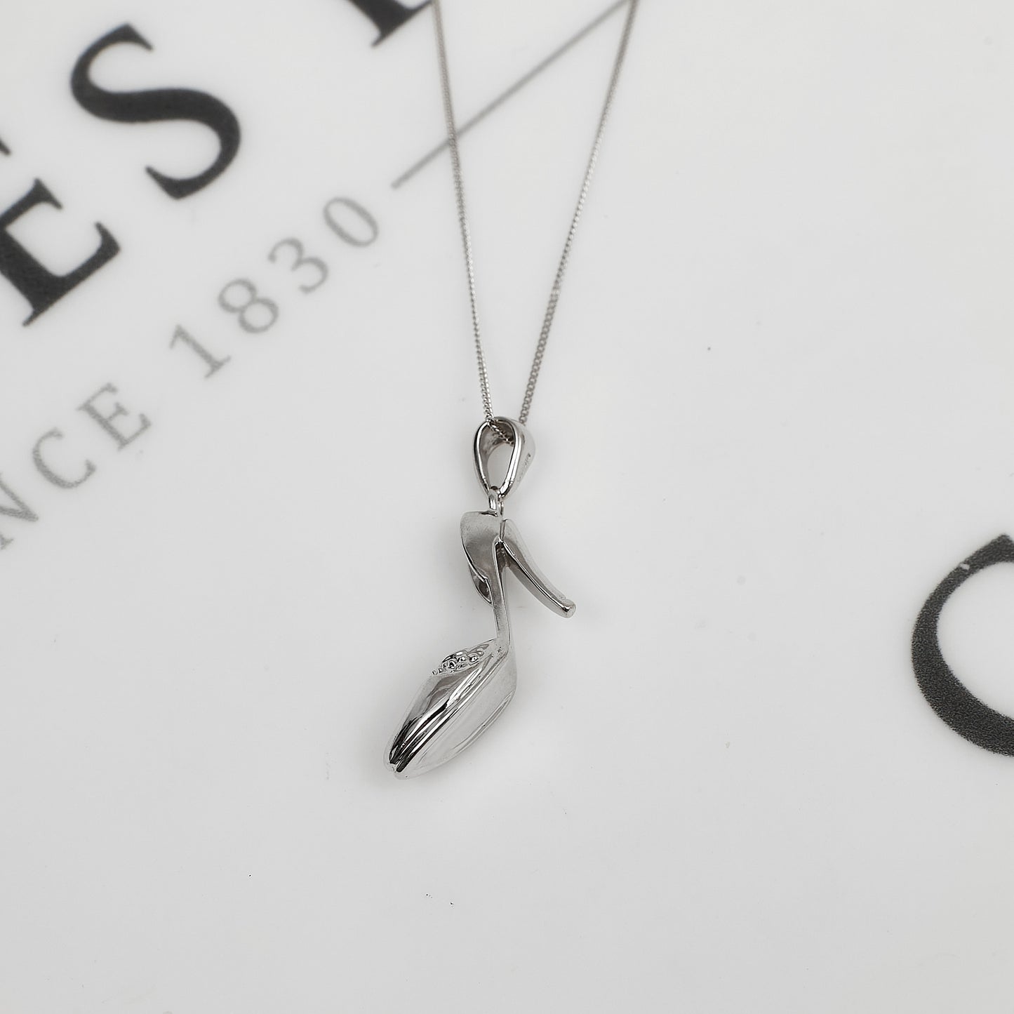 Pre-Owned 9ct White Gold Stiletto Pendant & Chain 18 Inch