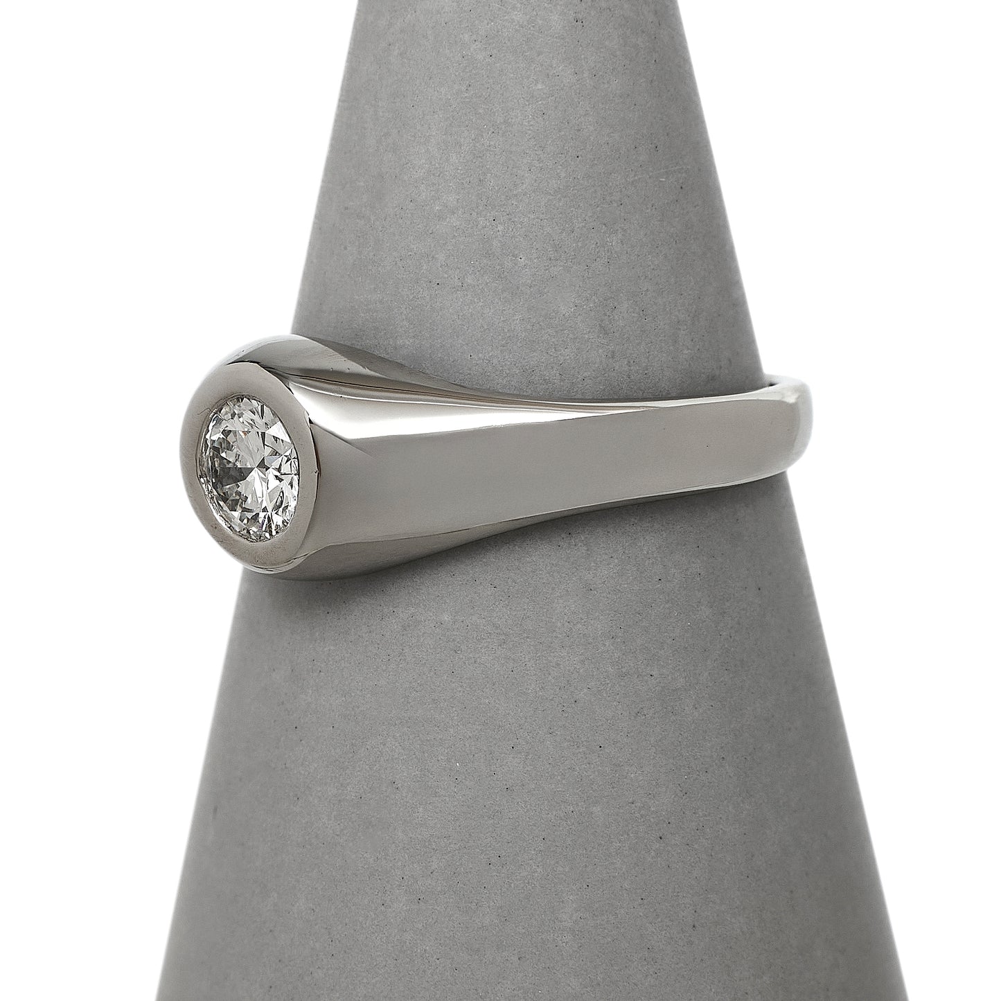 Pre-Owned Mens Platinum Diamond Flush Set Ring Size U