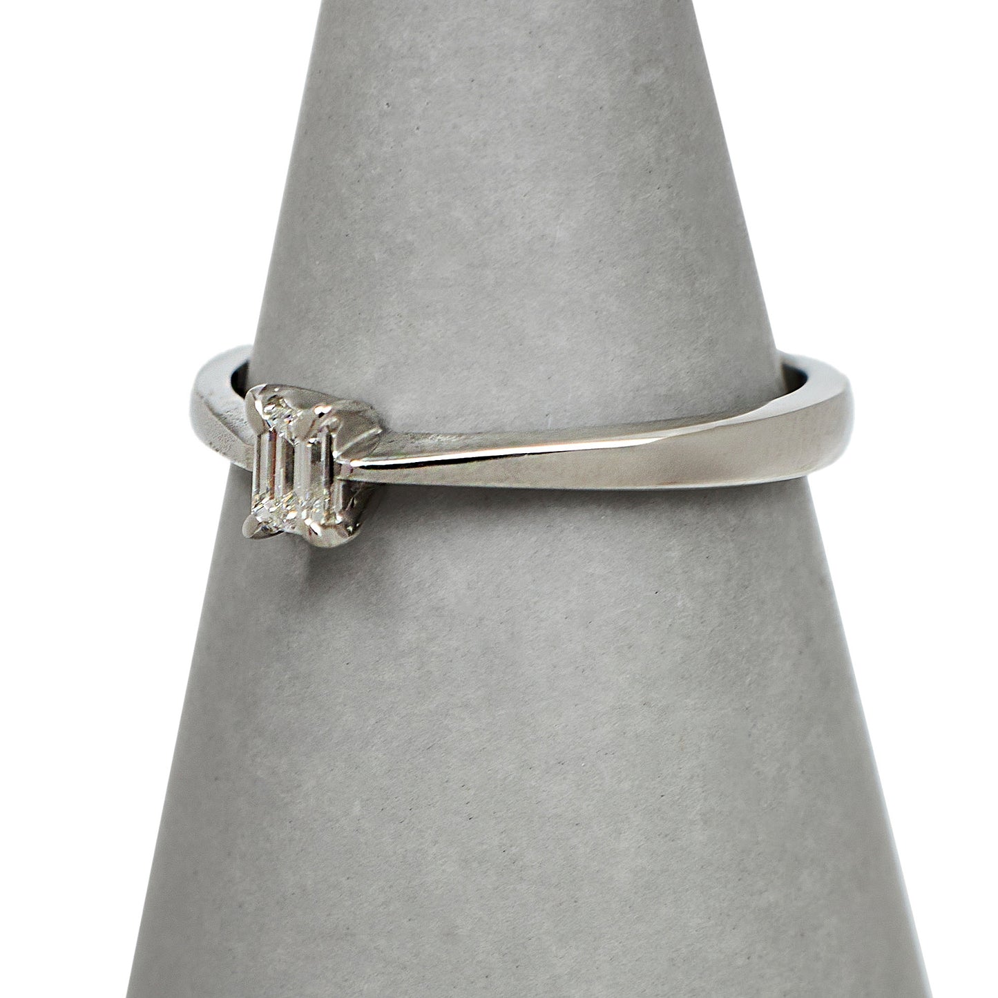 Pre-Owned 9ct White Gold Emerald Cut Diamond Ring Size L