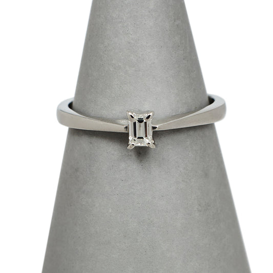 Pre-Owned 9ct White Gold Emerald Cut Diamond Ring Size L