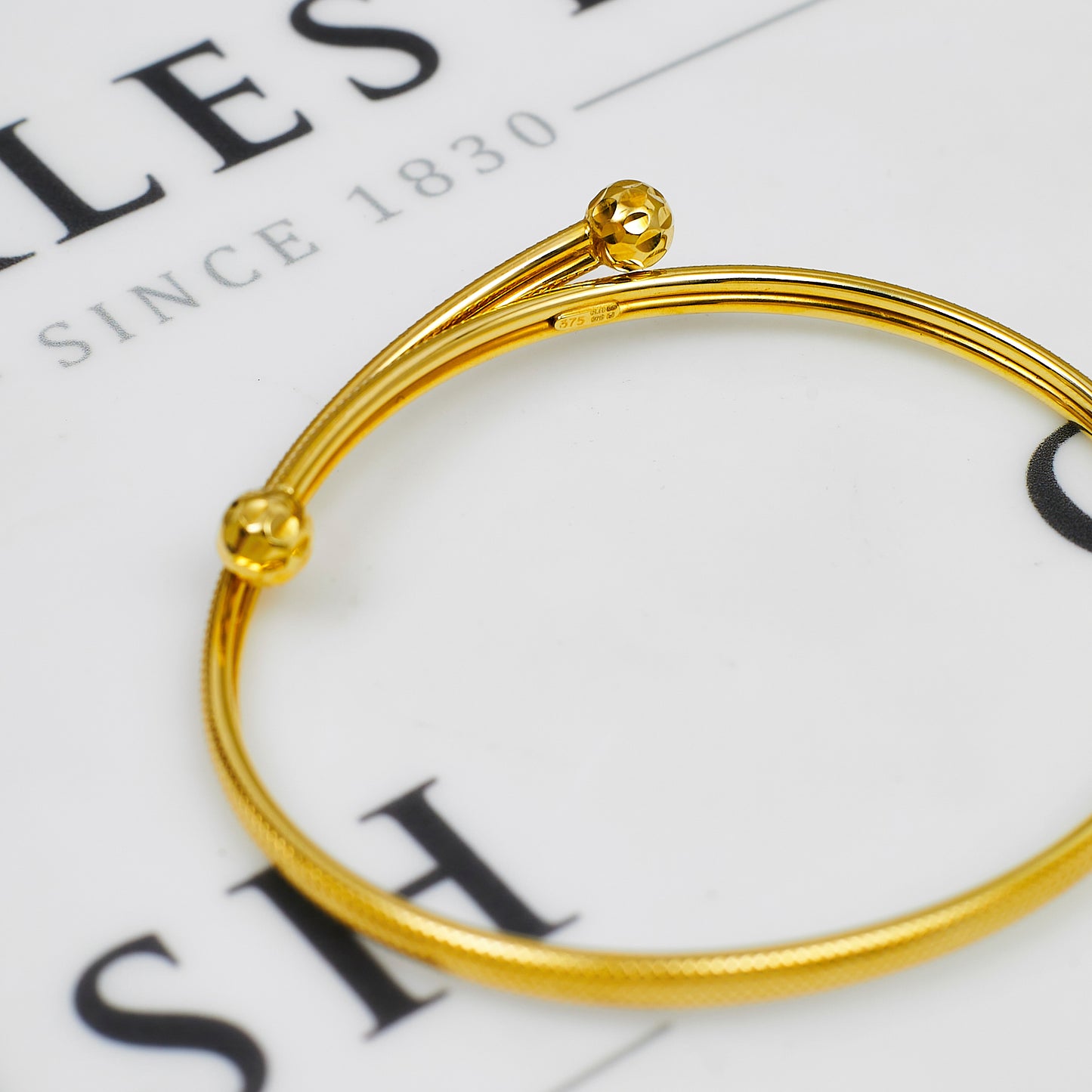 Pre-Owned 9ct Gold Guilloche Pattern Crossover Bangle