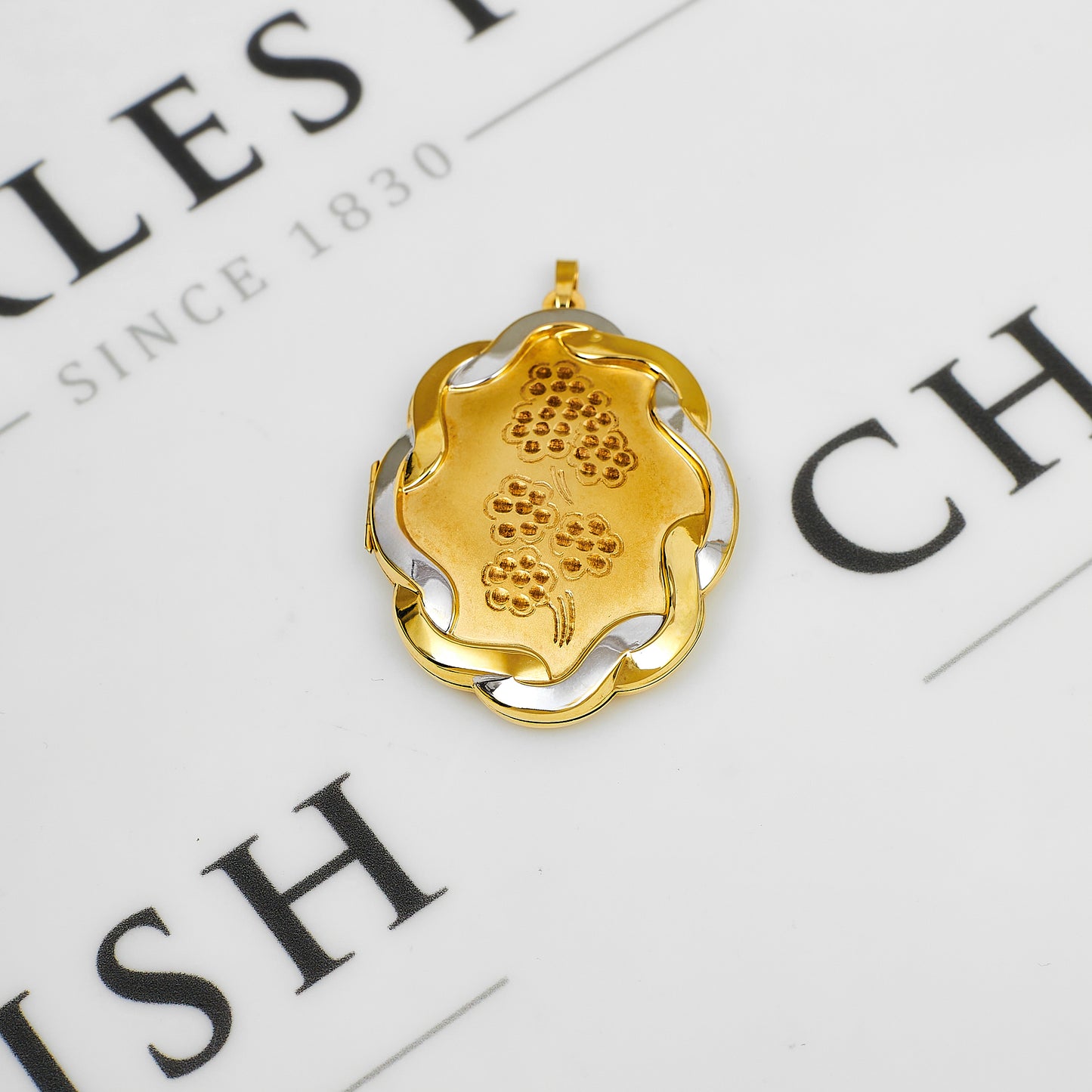 Pre-Owned 9ct Gold 2 Tone Scalloped Edge Locket