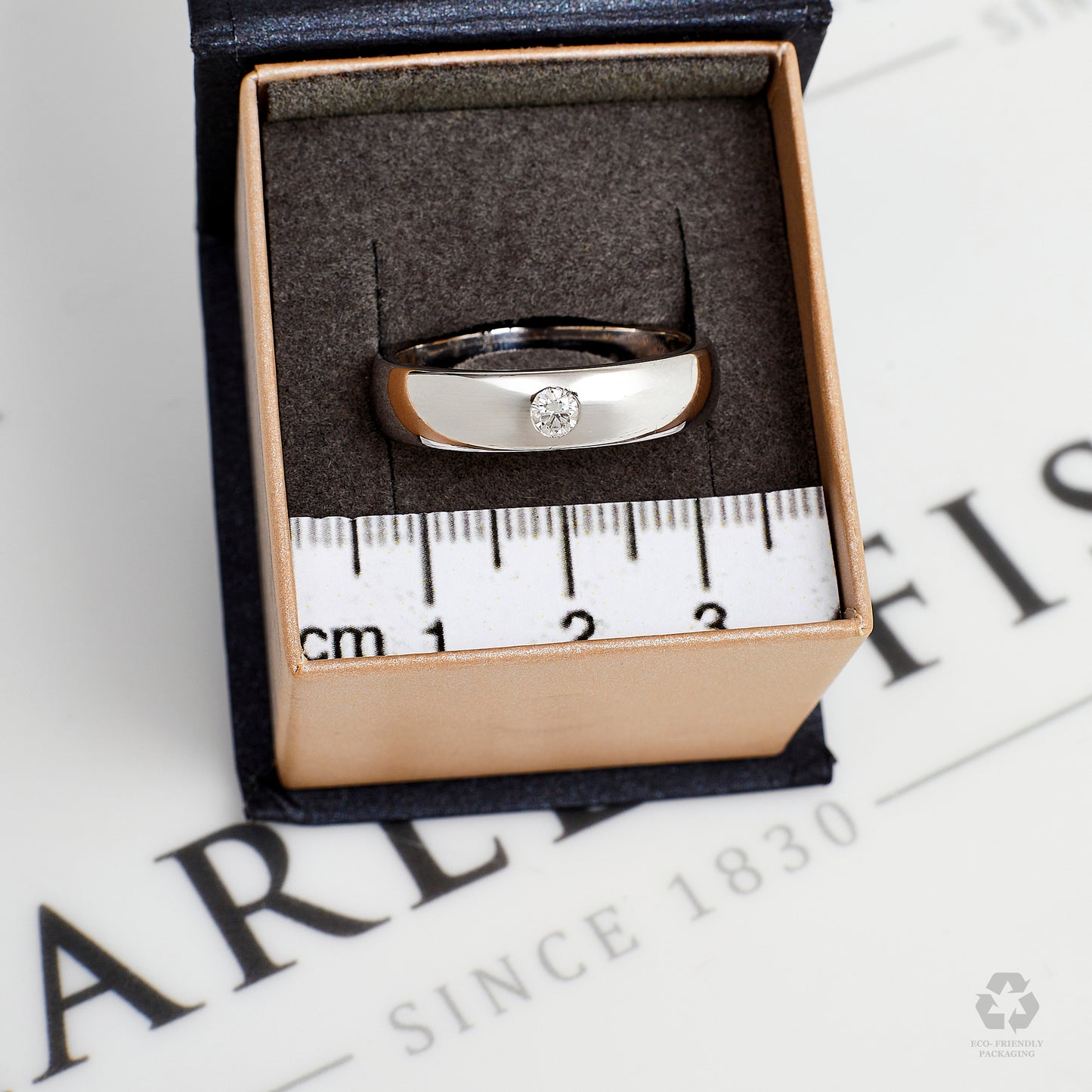 Pre-Owned Mens 18ct White Gold & Diamond Band Ring Size W.5