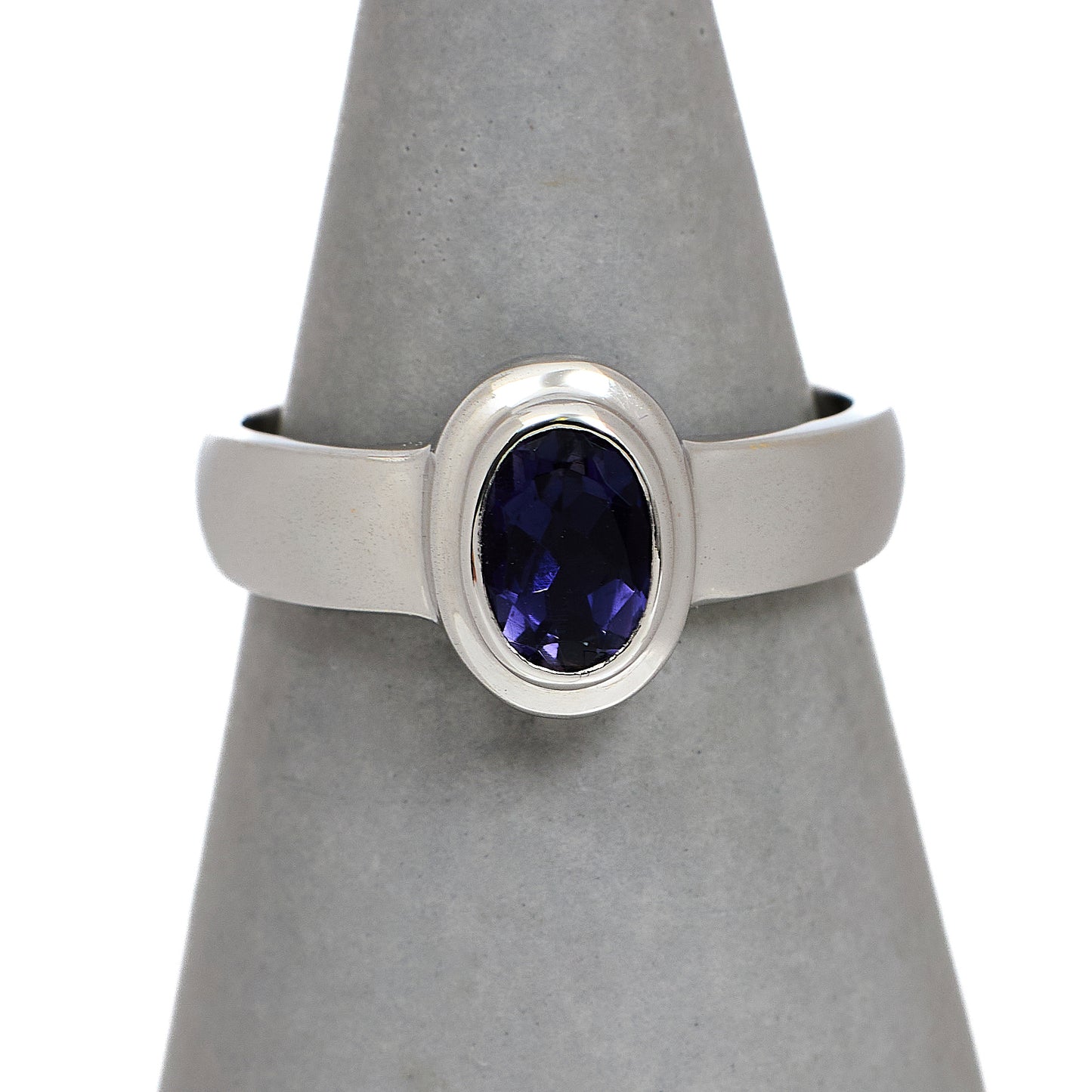 Pre-Owned 9ct White Gold Oval Iolite Ring Size M.5