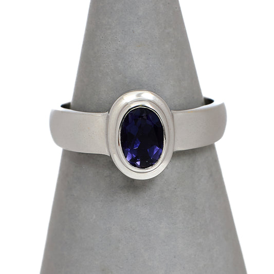 Pre-Owned 9ct White Gold Oval Iolite Ring Size M.5