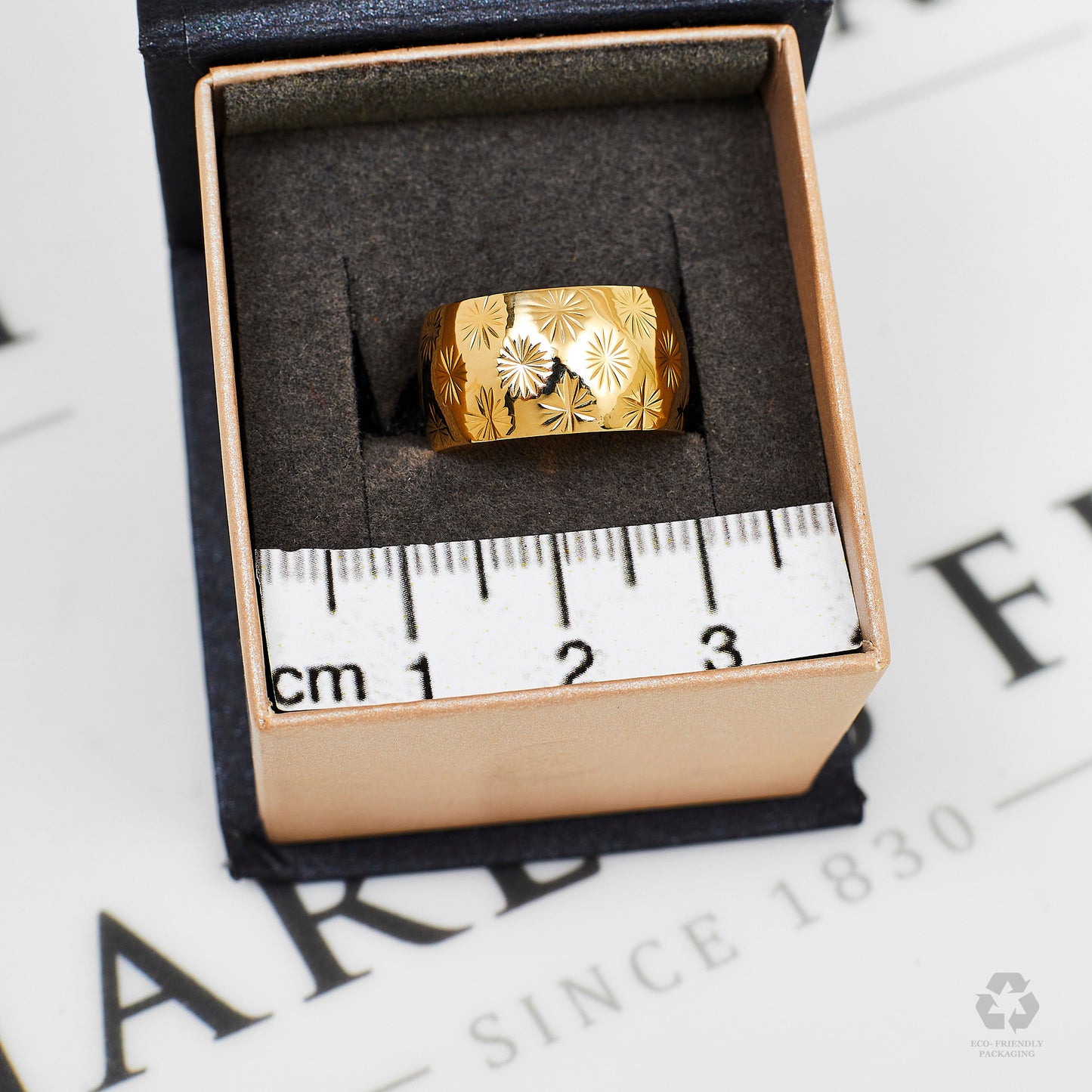 Pre-Owned 9ct Gold Star Design Wedding Band Ring Size K