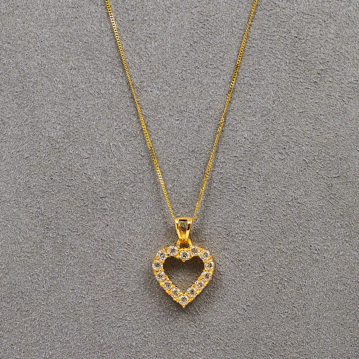 Pre-Owned 9ct Gold CZ Heart Pendant & Chain 18 Inch