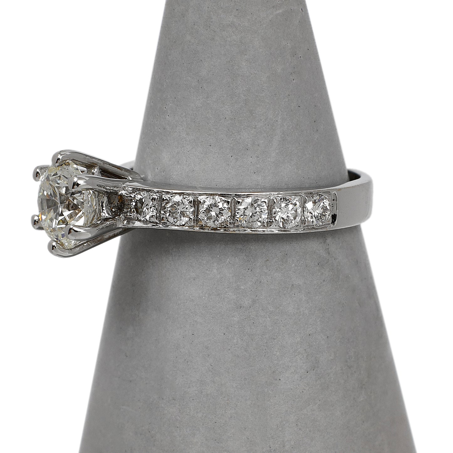 Pre-Owned 18ct White Gold Diamond Ring & Diamond Shoulders