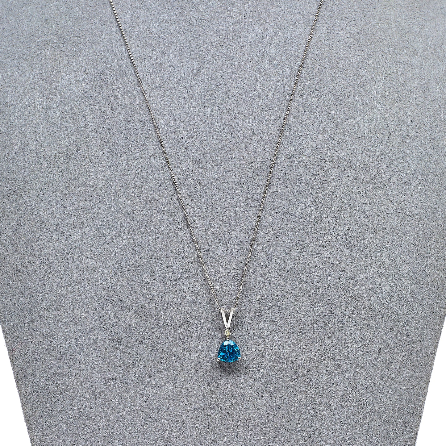 Pre-Owned 9ct White Gold Diamond & Topaz Jewellery SET