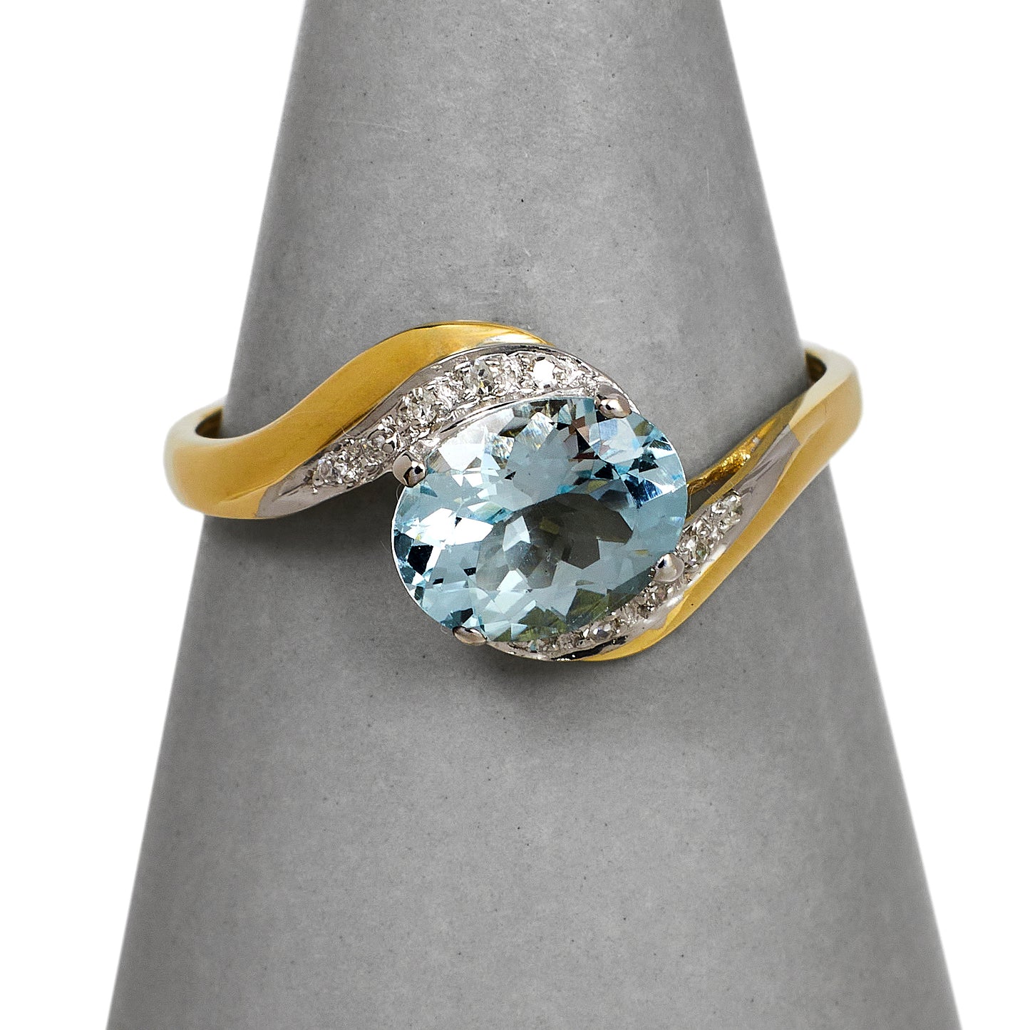 Pre-Owned 9ct Gold Oval Aquamarine & Diamond Ring Size V