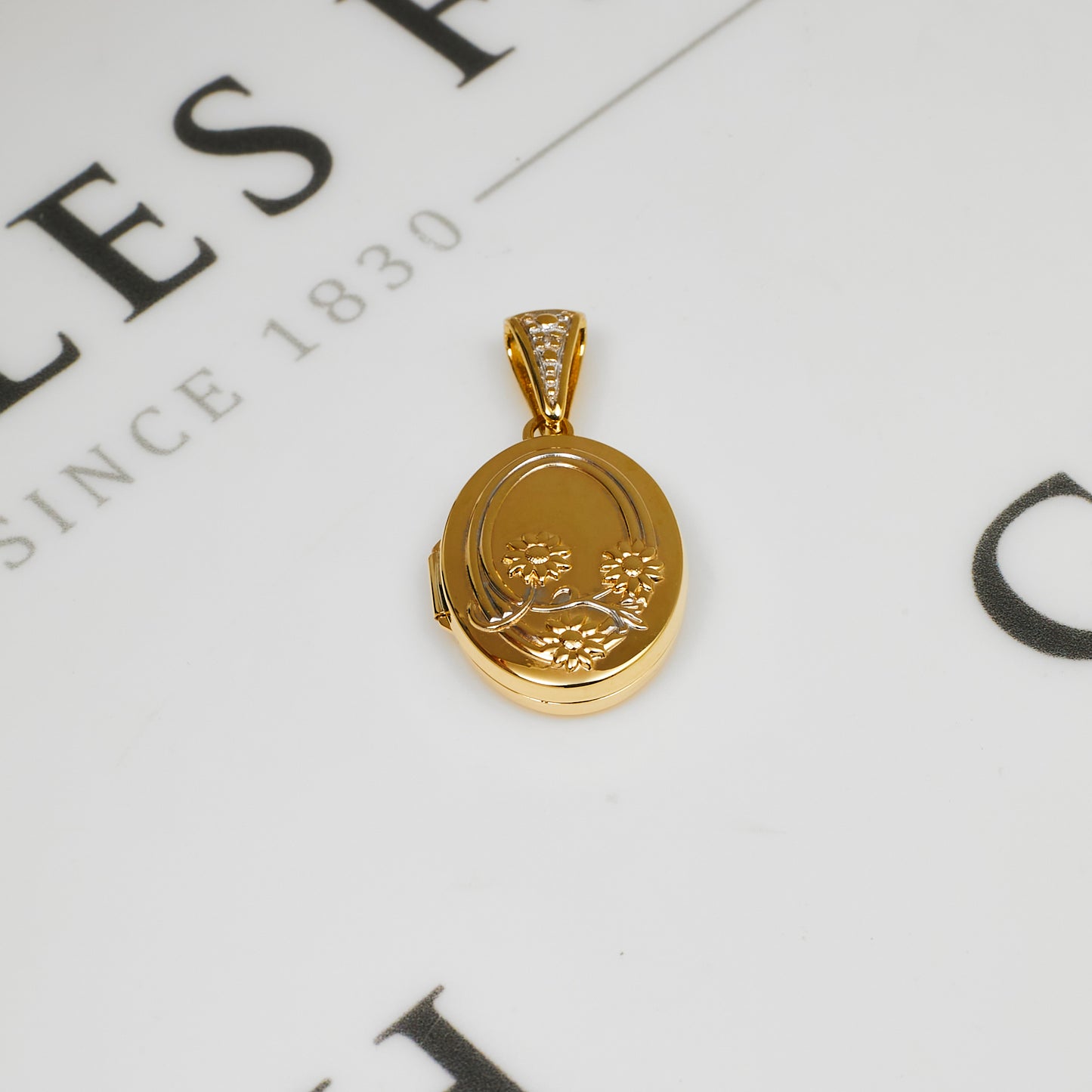 Pre-Owned 9ct Gold Oval Flower Design Locket Pendant