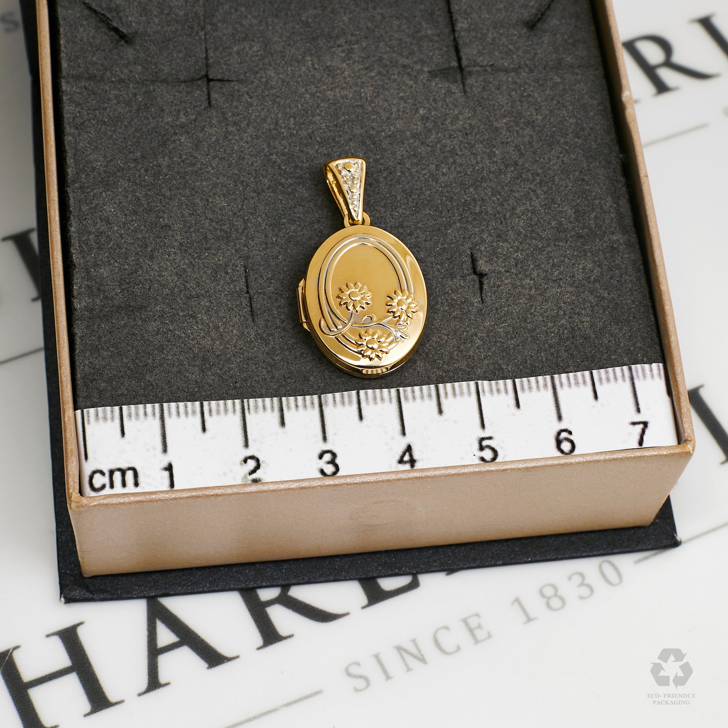 Pre-Owned 9ct Gold Oval Flower Design Locket Pendant