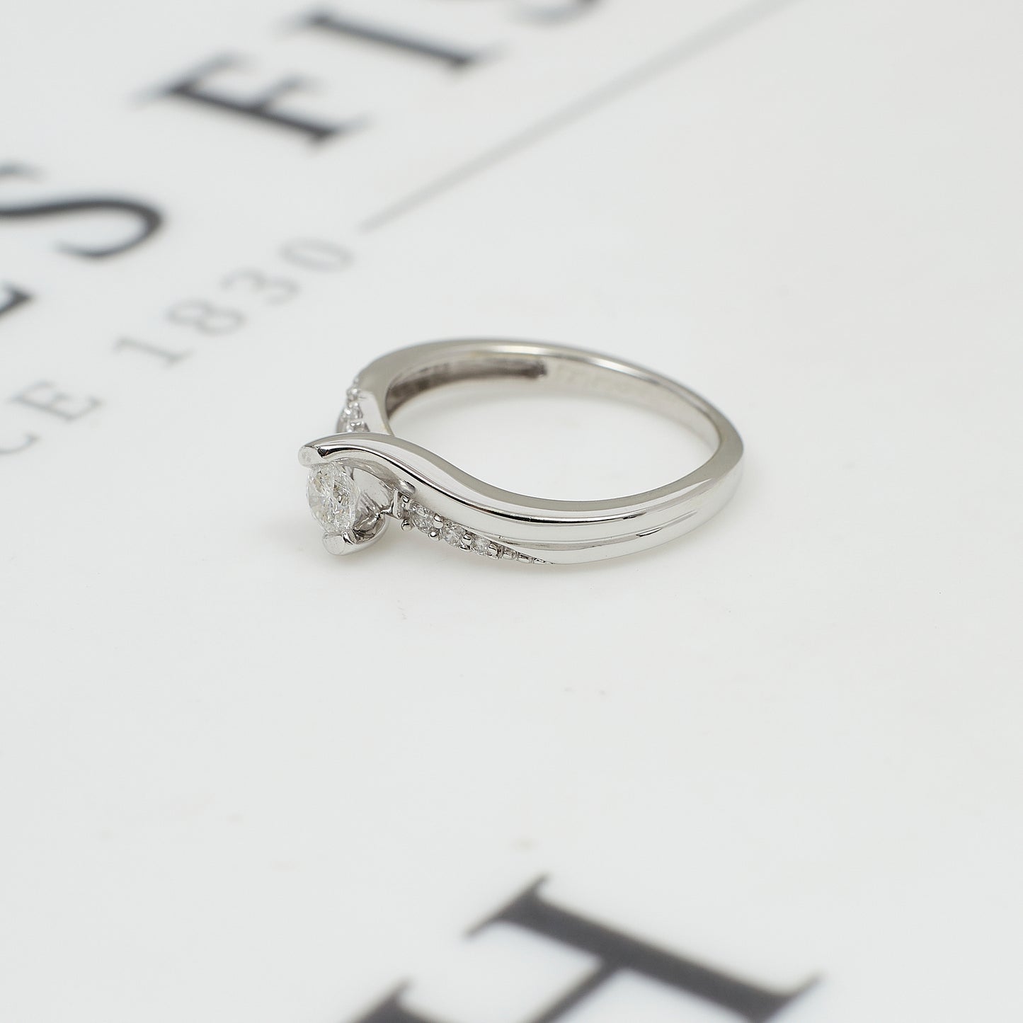 Pre-Owned 9ct White Gold Diamond Ring & Diamond Shoulders