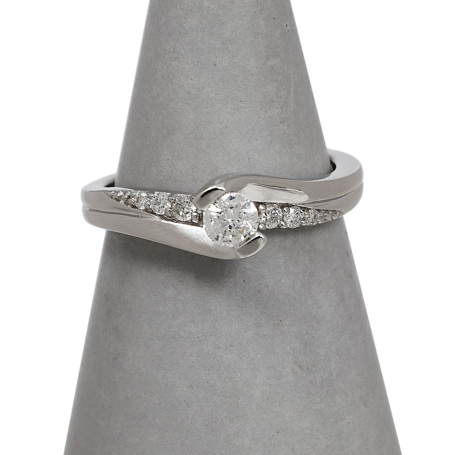 Pre-Owned 9ct White Gold Diamond Ring & Diamond Shoulders