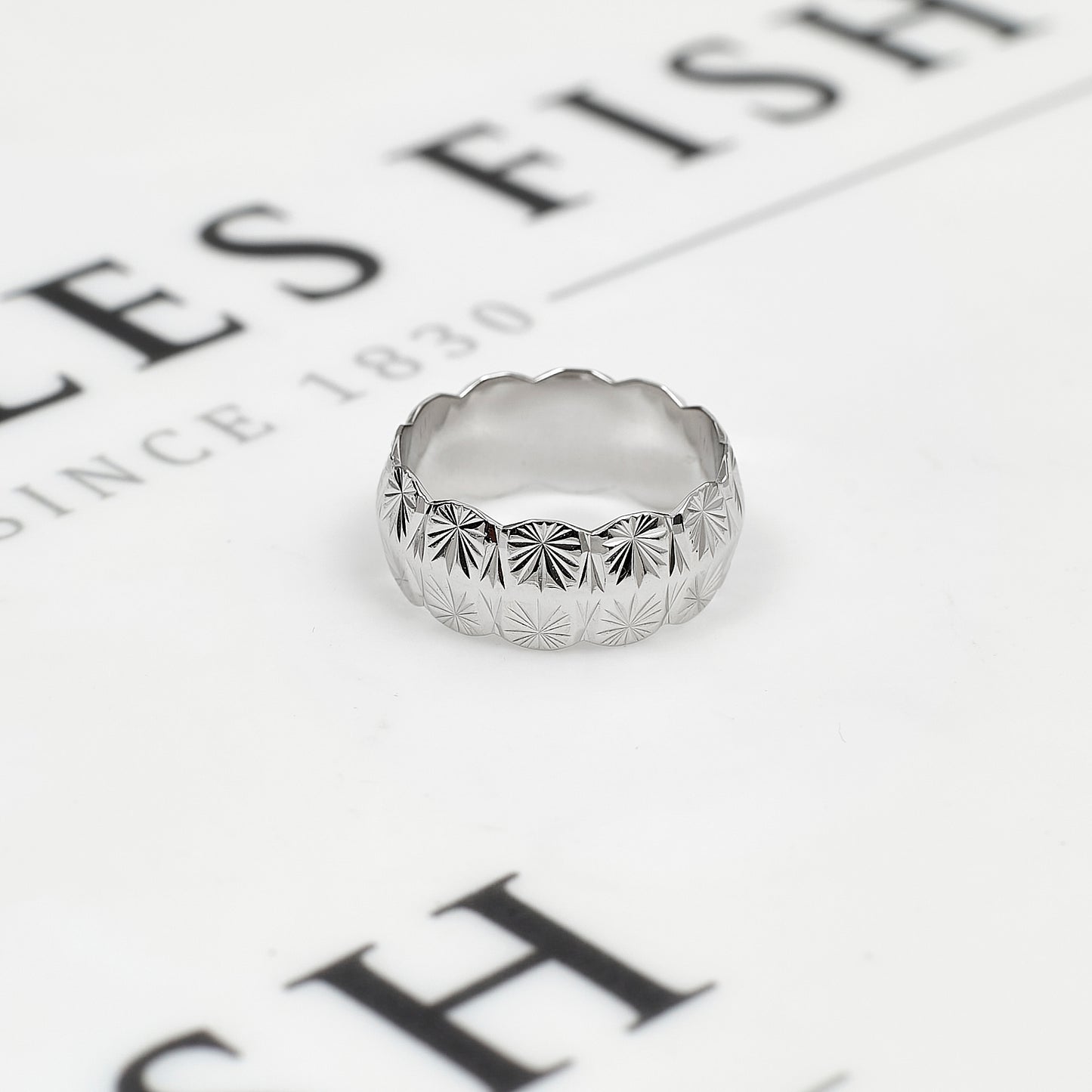 Pre-Owned 9ct White Gold Star Design Scallop Edge Band Ring