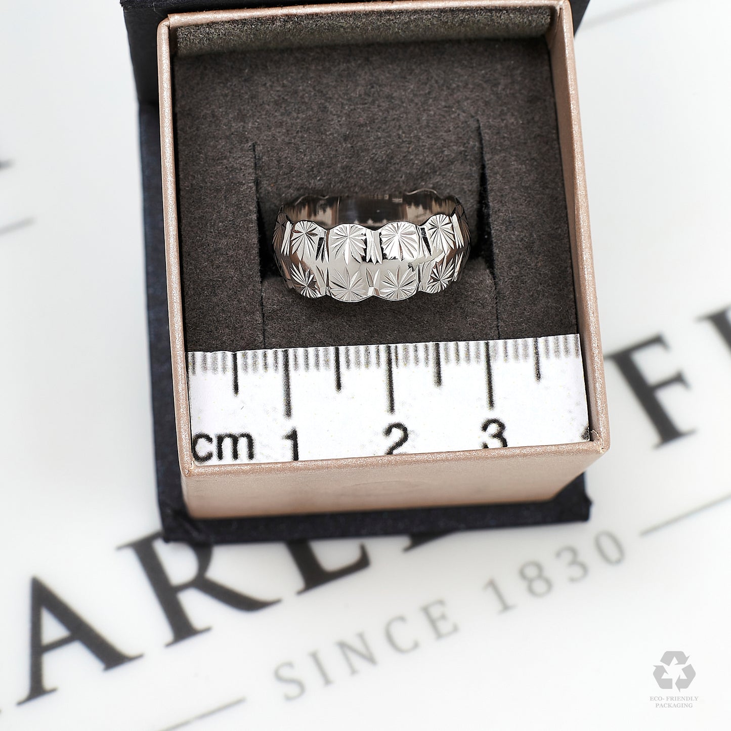 Pre-Owned 9ct White Gold Star Design Scallop Edge Band Ring