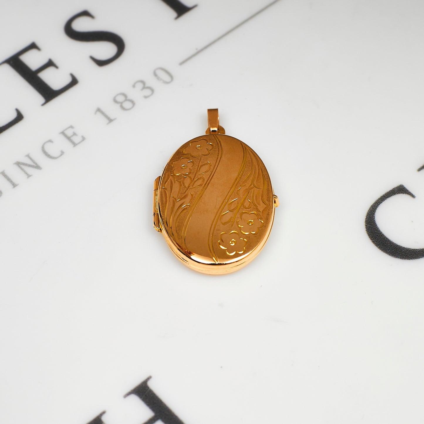 Pre-Owned 9ct Gold Oval Patterned Locket Pendant