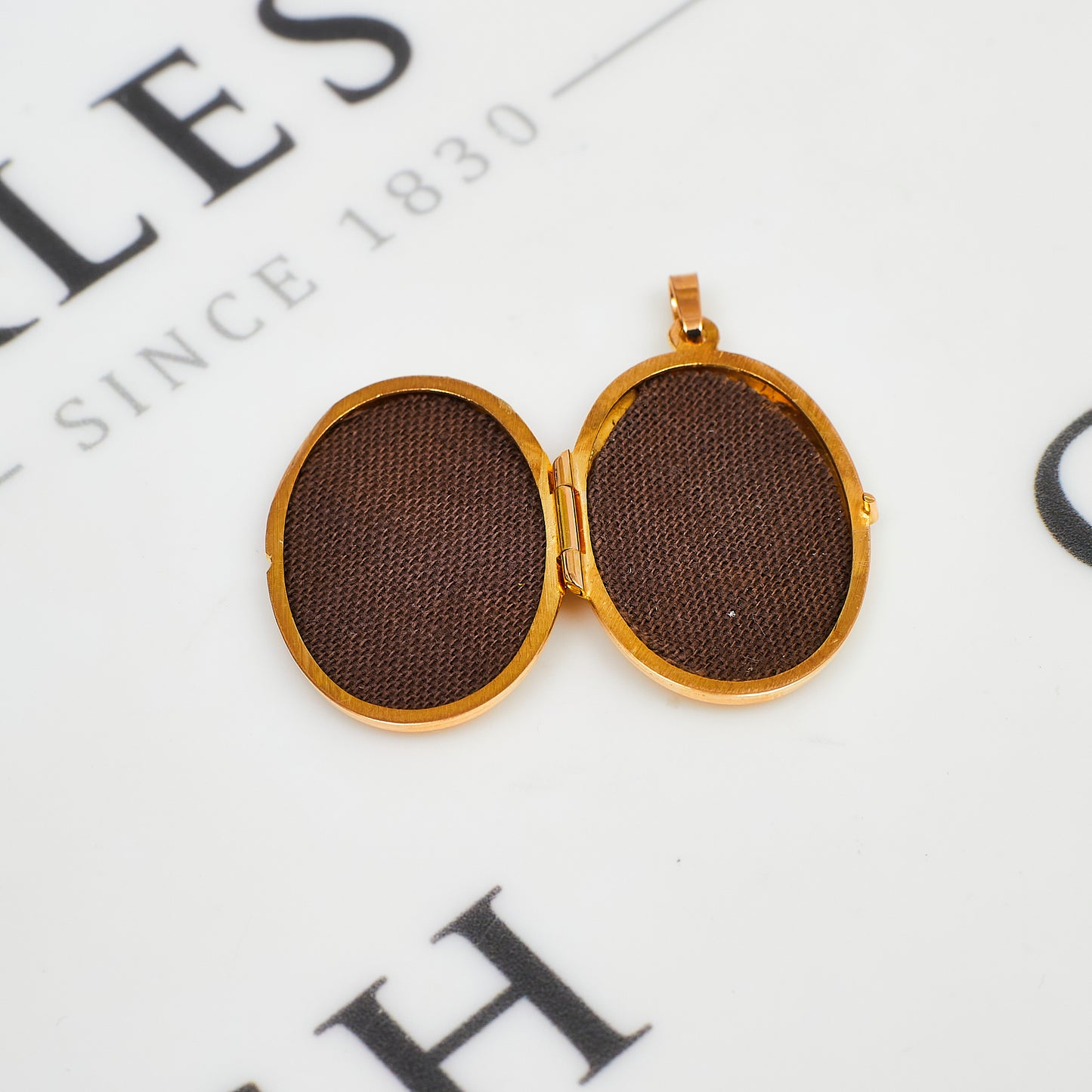 Pre-Owned 9ct Gold Oval Patterned Locket Pendant