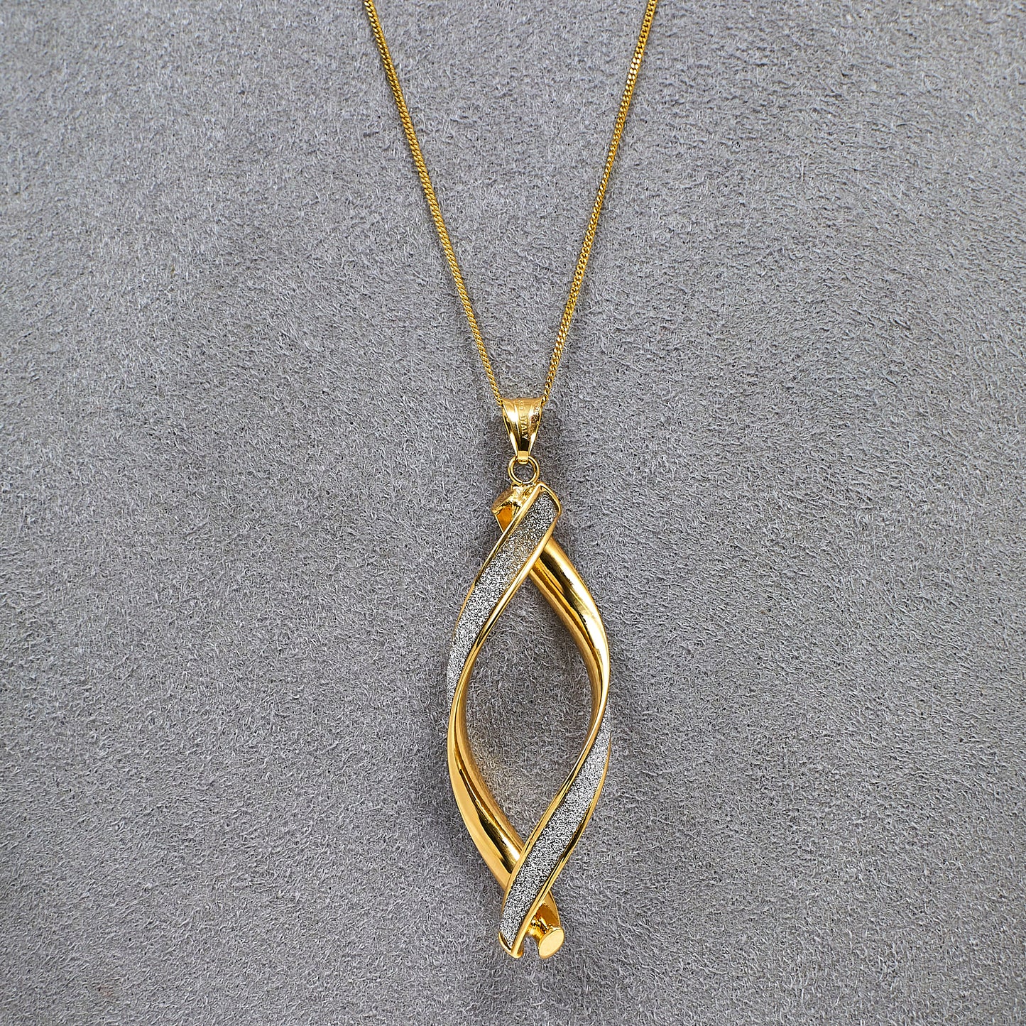 Pre-Owned 9ct Gold 2 Tone Frosted Twist Pendant & Chain