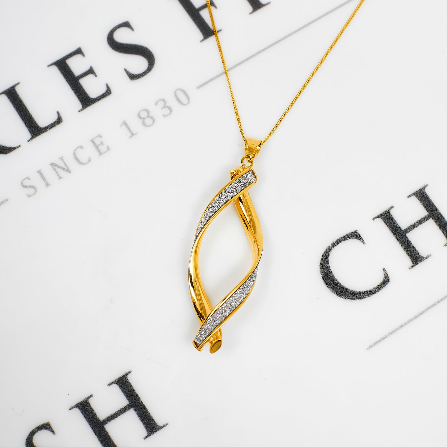 Pre-Owned 9ct Gold 2 Tone Frosted Twist Pendant & Chain