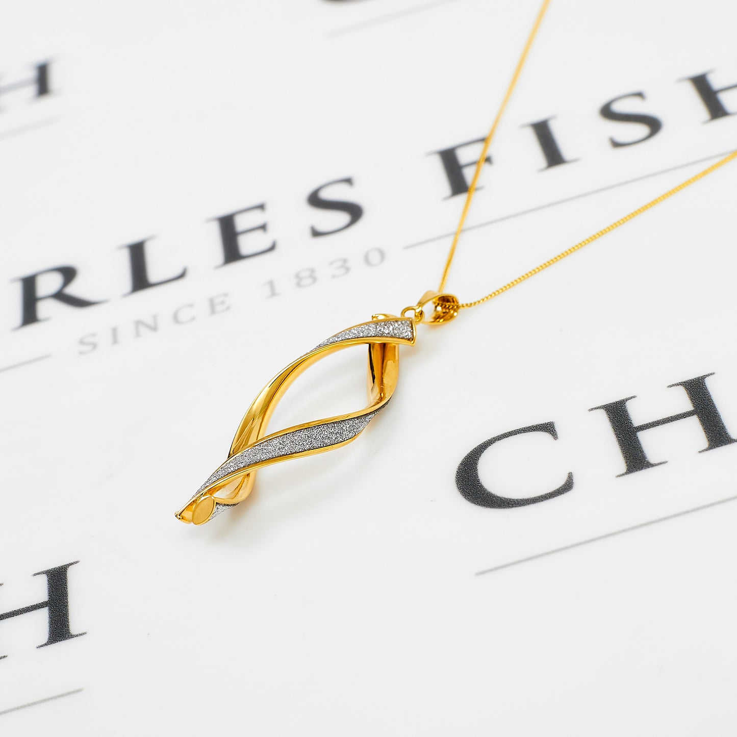 Pre-Owned 9ct Gold 2 Tone Frosted Twist Pendant & Chain