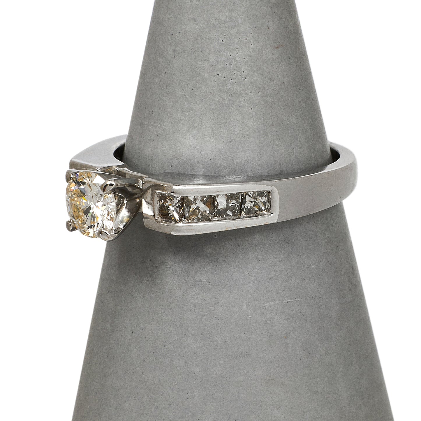 Pre-Owned 18ct White Gold Diamond Ring & Diamond Shoulders