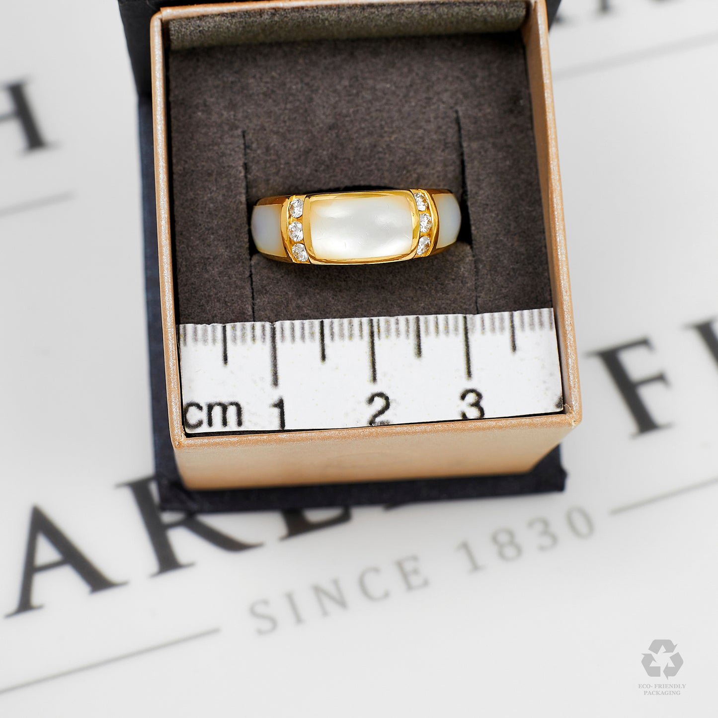 Pre-Owned 14ct Gold Mother of Pearl & 6 Diamond Band Ring