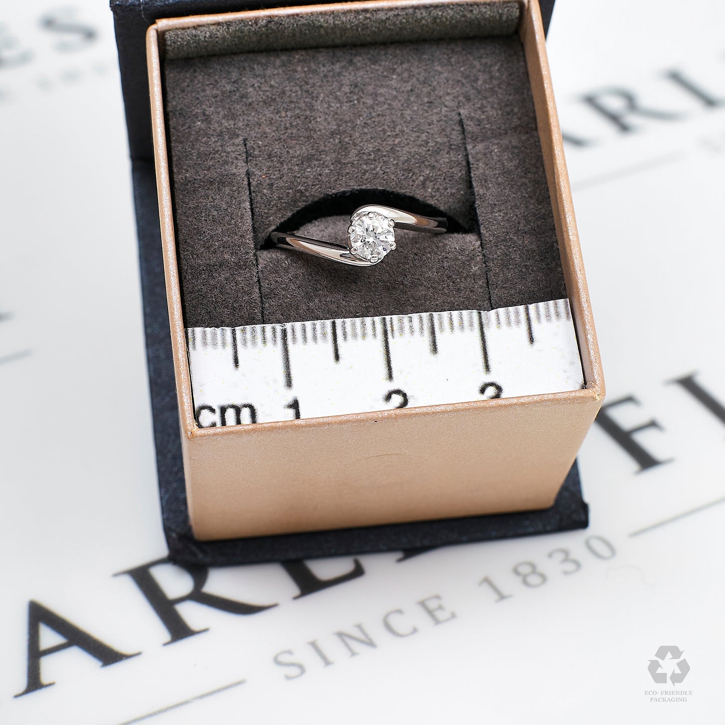 Pre-Owned 18ct White Gold Diamond Twist Design Ring Size J
