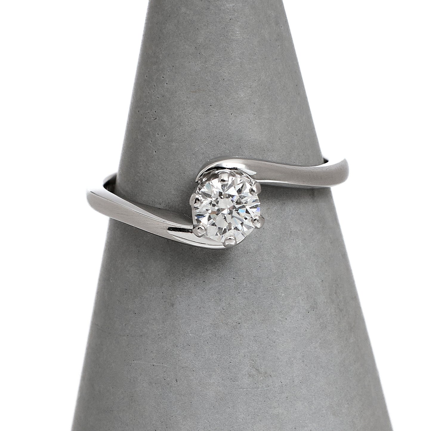 Pre-Owned 18ct White Gold Diamond Twist Design Ring Size J