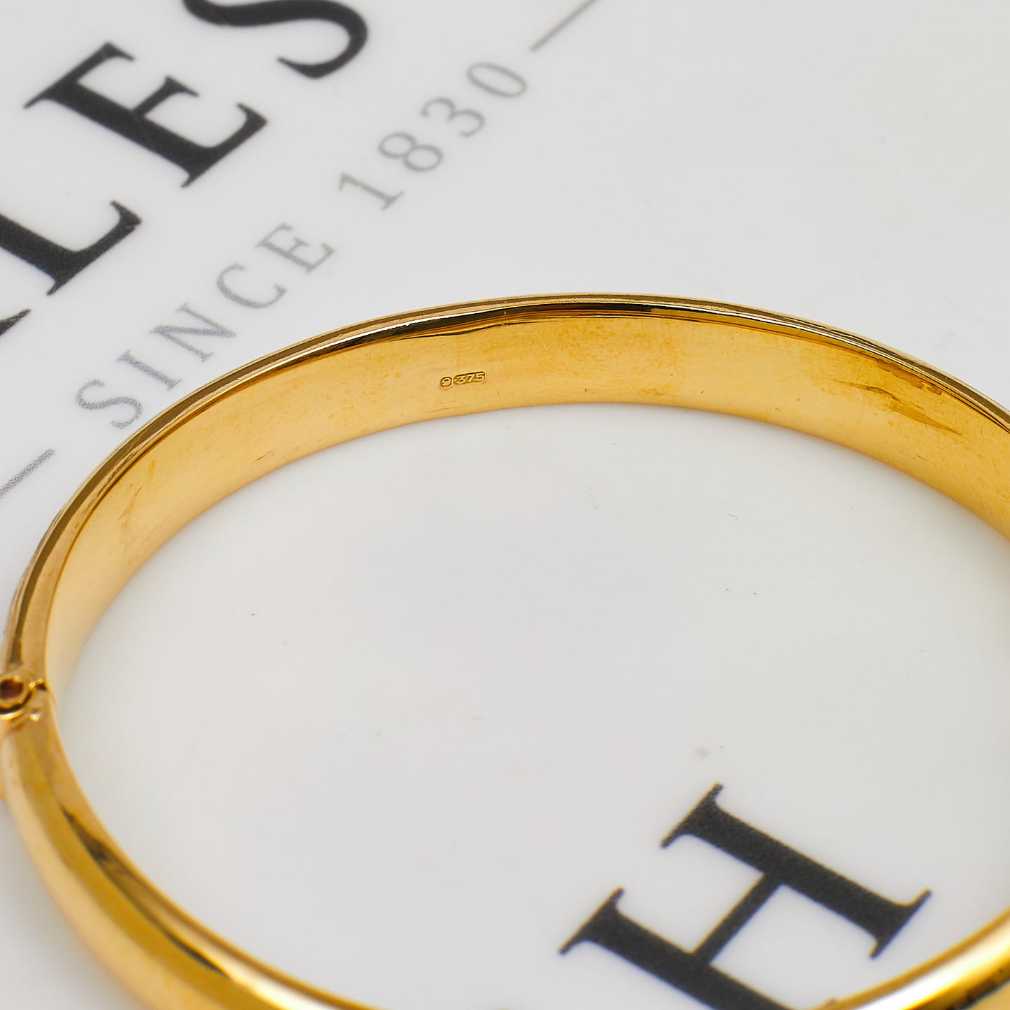 Pre-Owned 9ct Gold Swirl Design Hinged Bangle