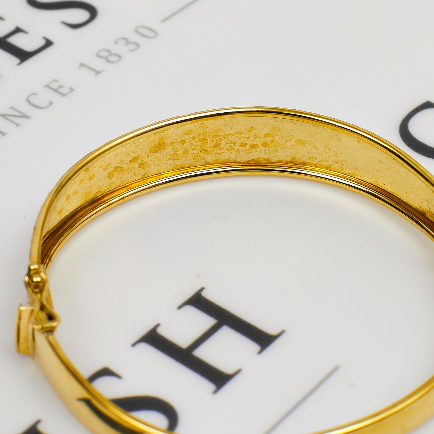 Pre-Owned 9ct Gold Flower Design Tapering Hinged Bangle