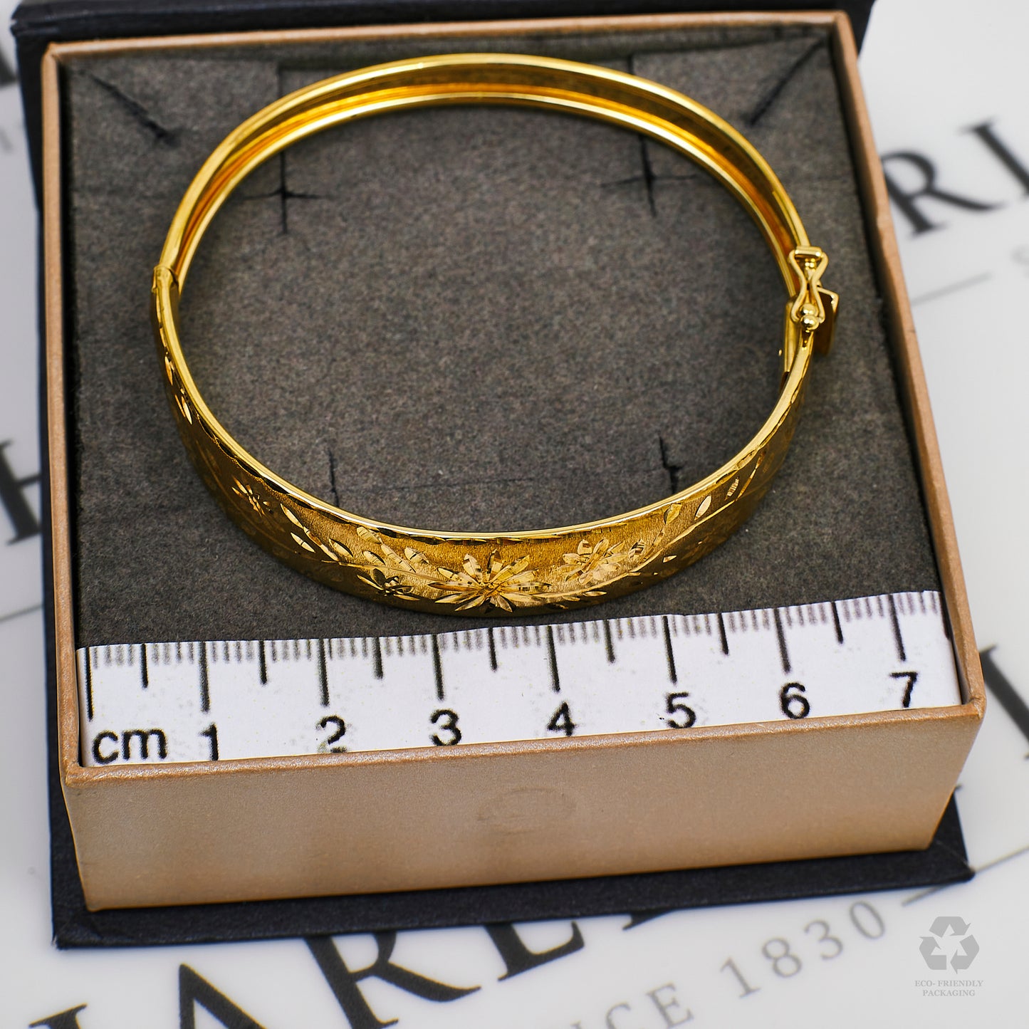 Pre-Owned 9ct Gold Flower Design Tapering Hinged Bangle