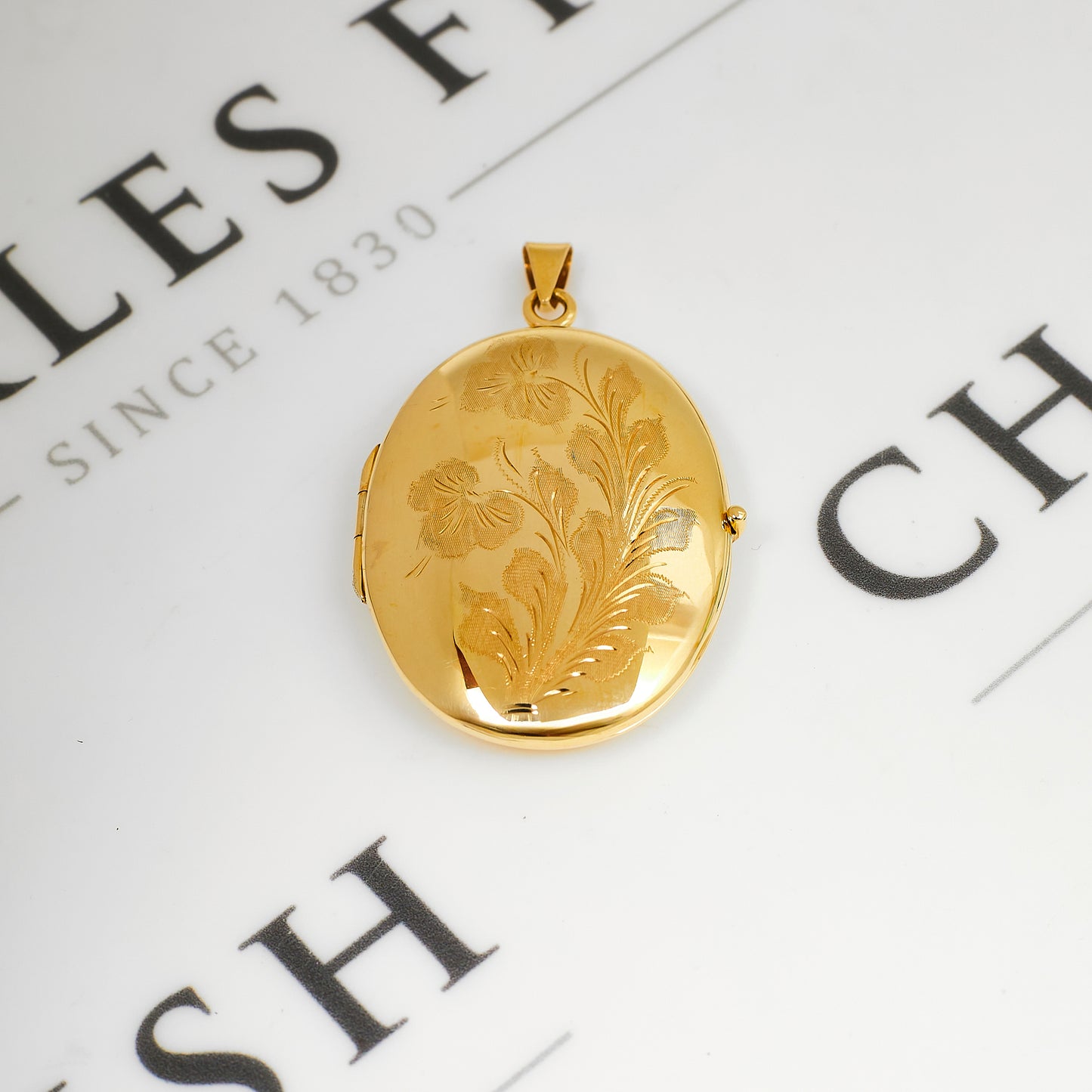 Pre-Owned 9ct Gold Oval Flower Design Locket Large
