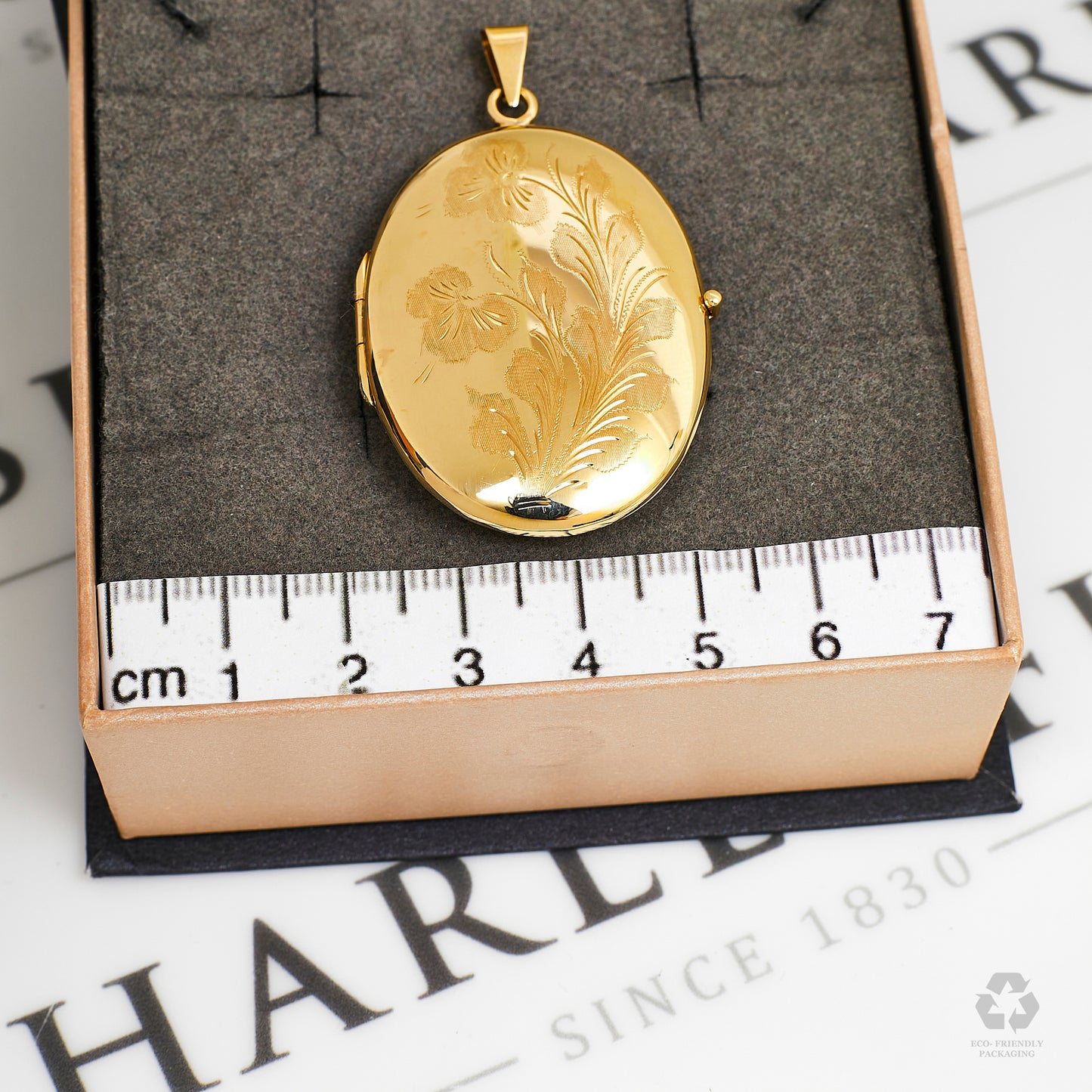 Pre-Owned 9ct Gold Oval Flower Design Locket Large