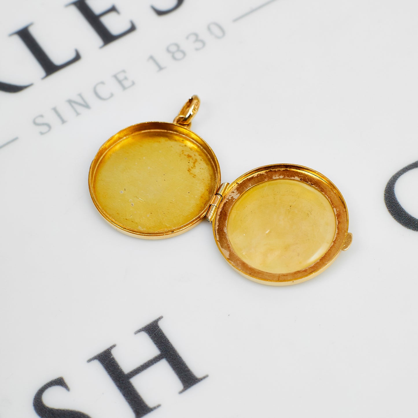 Pre-Owned 9ct Gold Round Swirl Pattern Locket