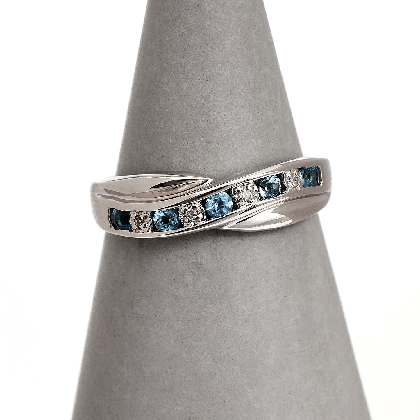 Pre-Owned 9ct White Gold Diamond & Topaz Ring Size L