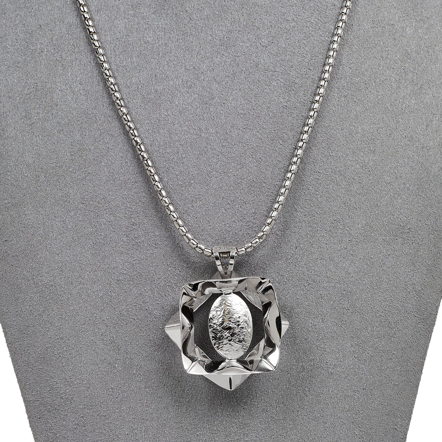 Pre-Owned 18ct White Gold Openwork Oval Pendant & Chain