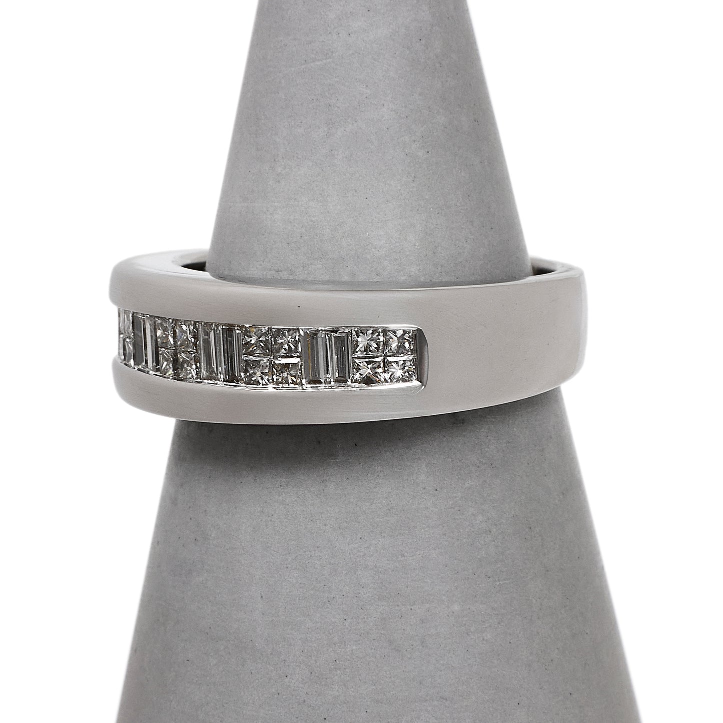 Pre-Owned 18ct White Gold Diamond Ring Size M.5