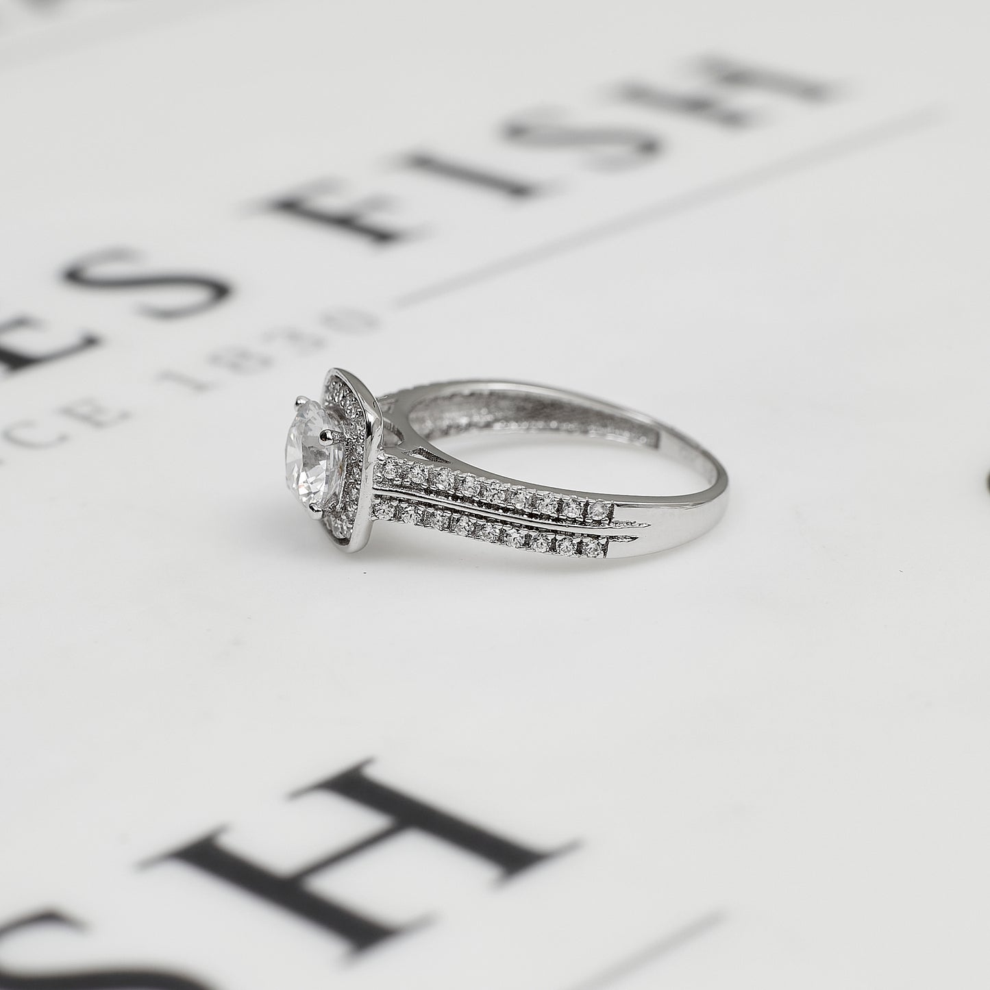 Pre-Owned 9ct White Gold CZ Cluster Ring Size M.5