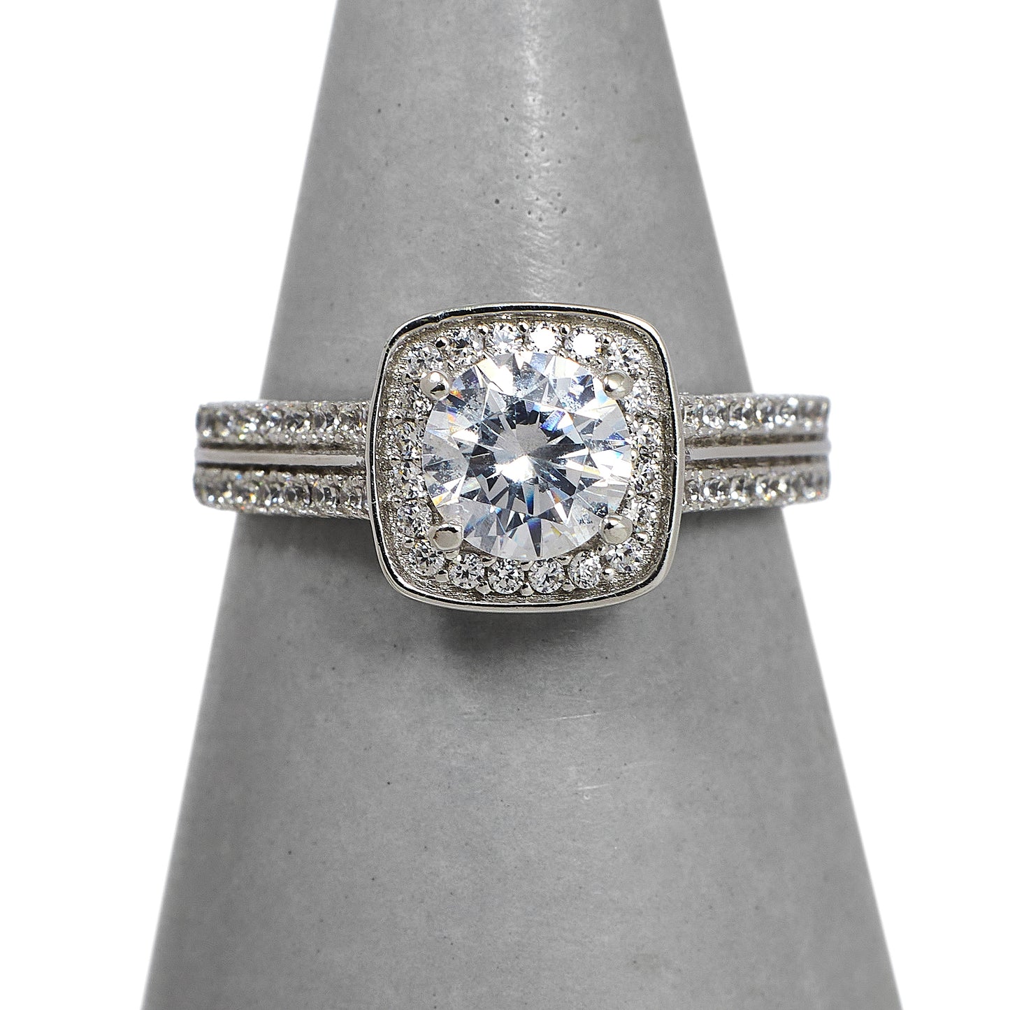 Pre-Owned 9ct White Gold CZ Cluster Ring Size M.5