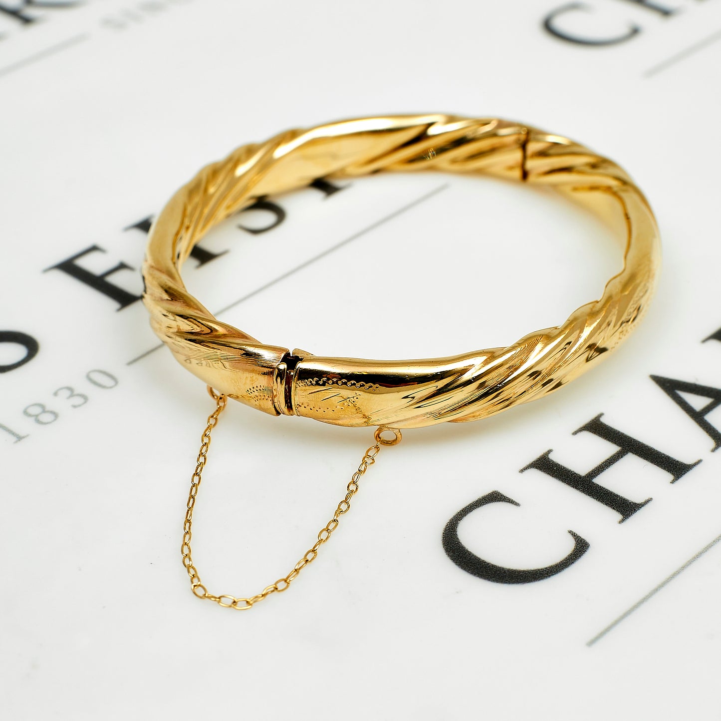 Pre-Owned 9ct Gold Hinged Twist  Bangle & Safety Chain