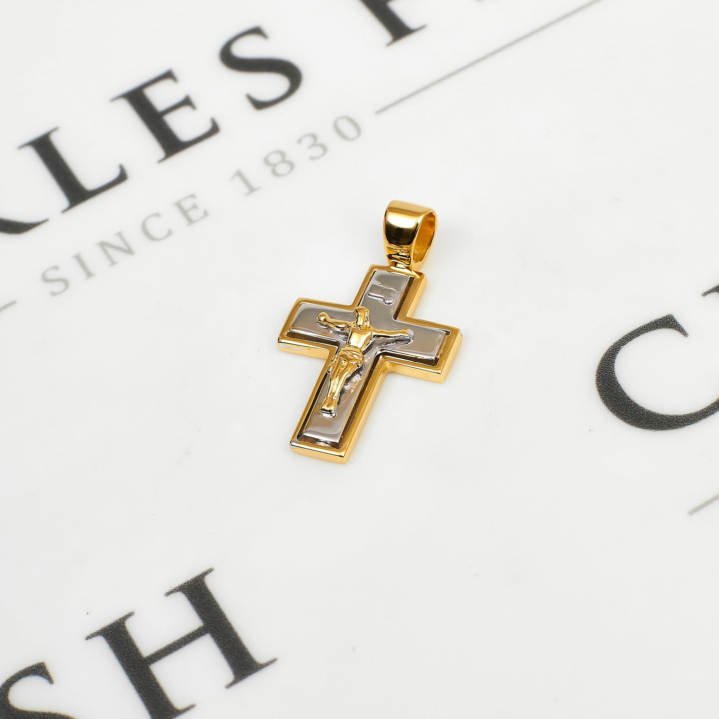Pre-Owned 18ct Gold 2 Tone Crucifix Pendant