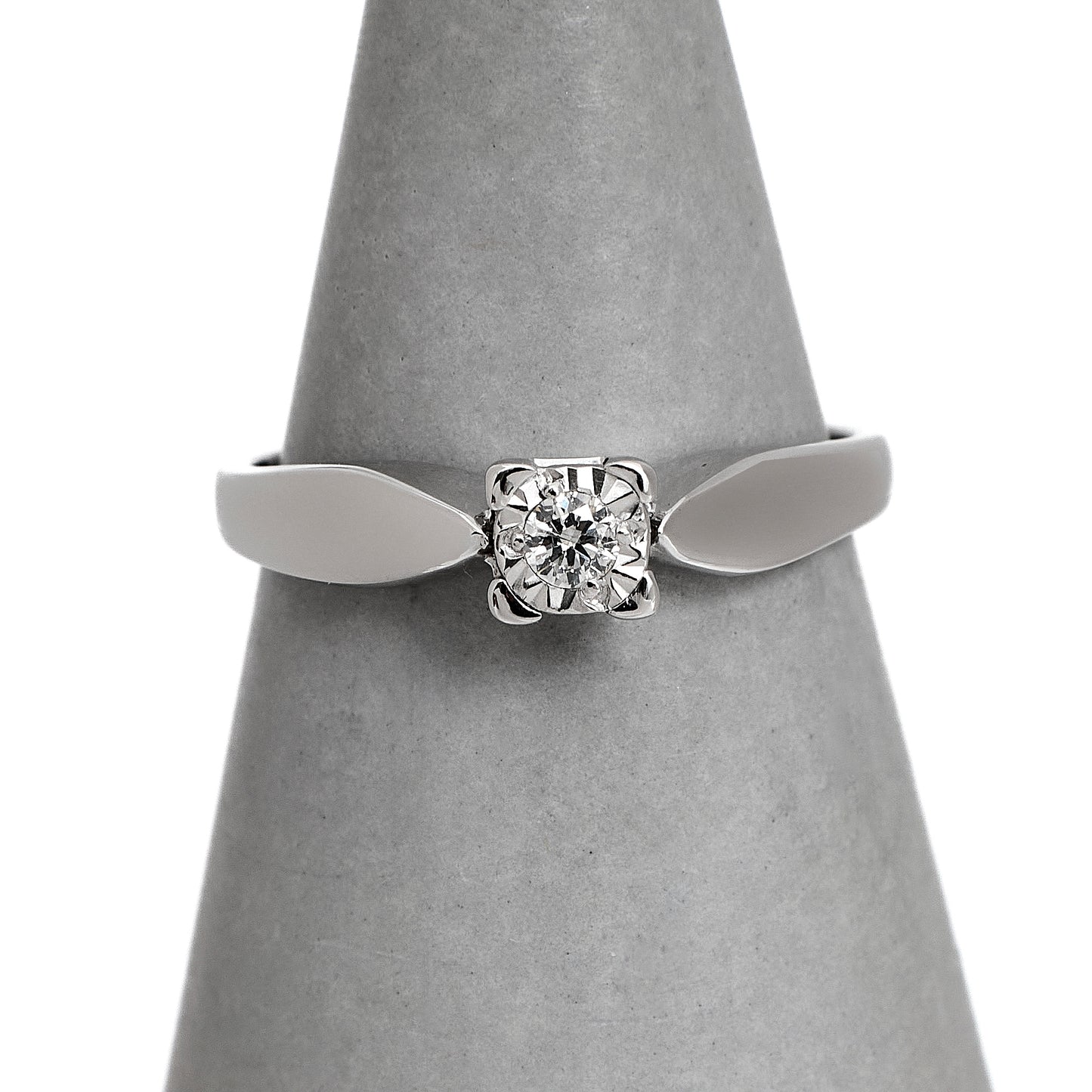 Pre-Owned 9ct White Gold Illusion Set Diamond Ring Size J.5