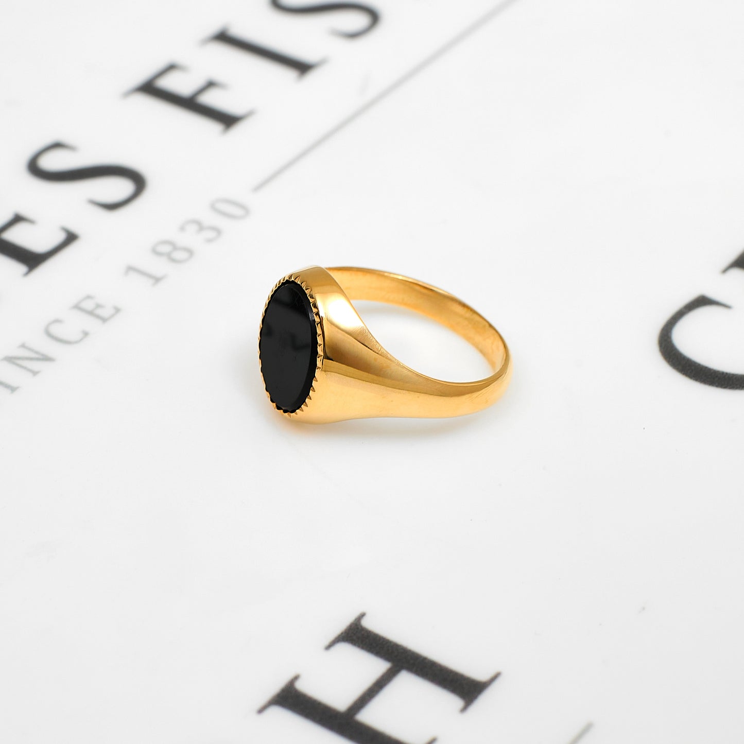 Pre-Owned 9ct Gold Oval Onyx Signet Ring Size R