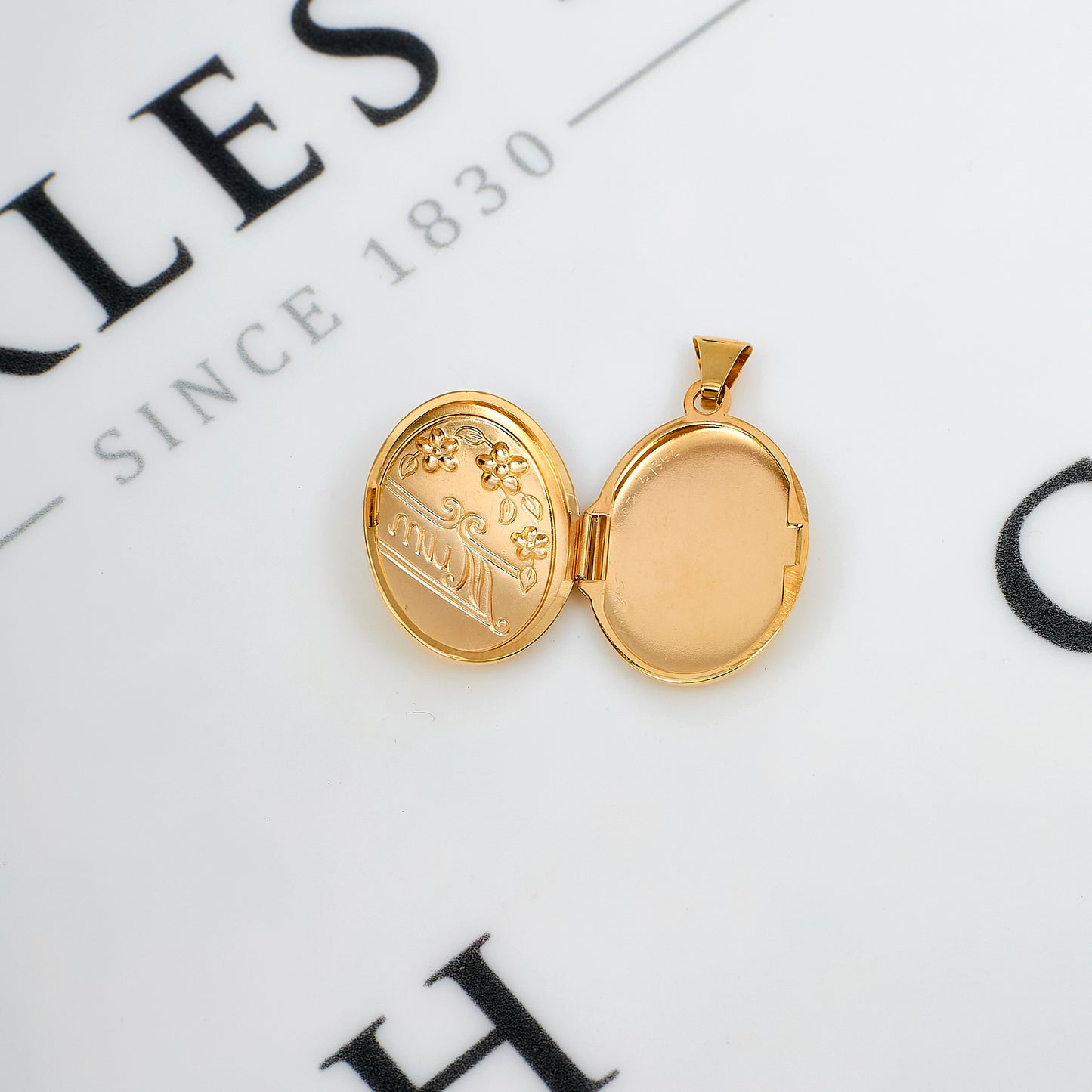 Pre-Owned 9ct Gold Oval Mum Locket Pendant