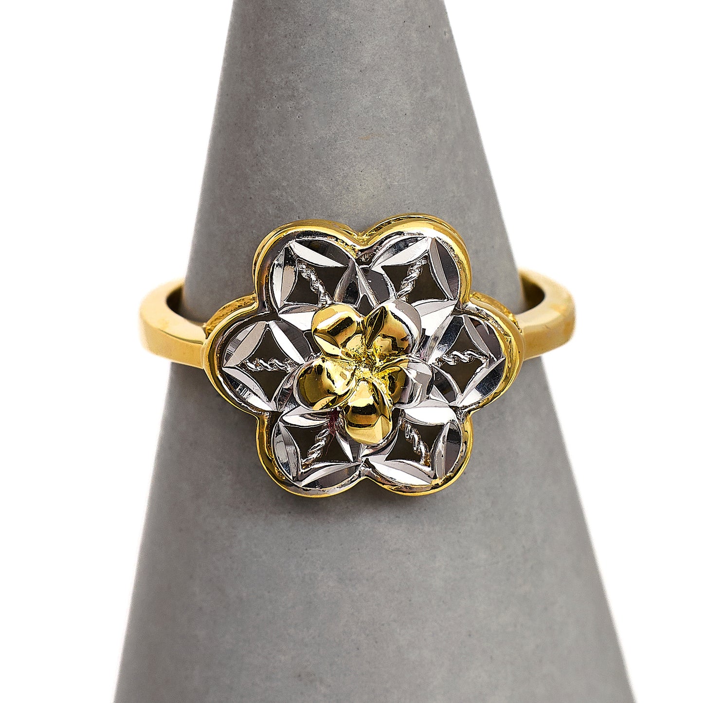 Pre-Owned 9ct Gold 2 Tone Flower Design Ring Size O