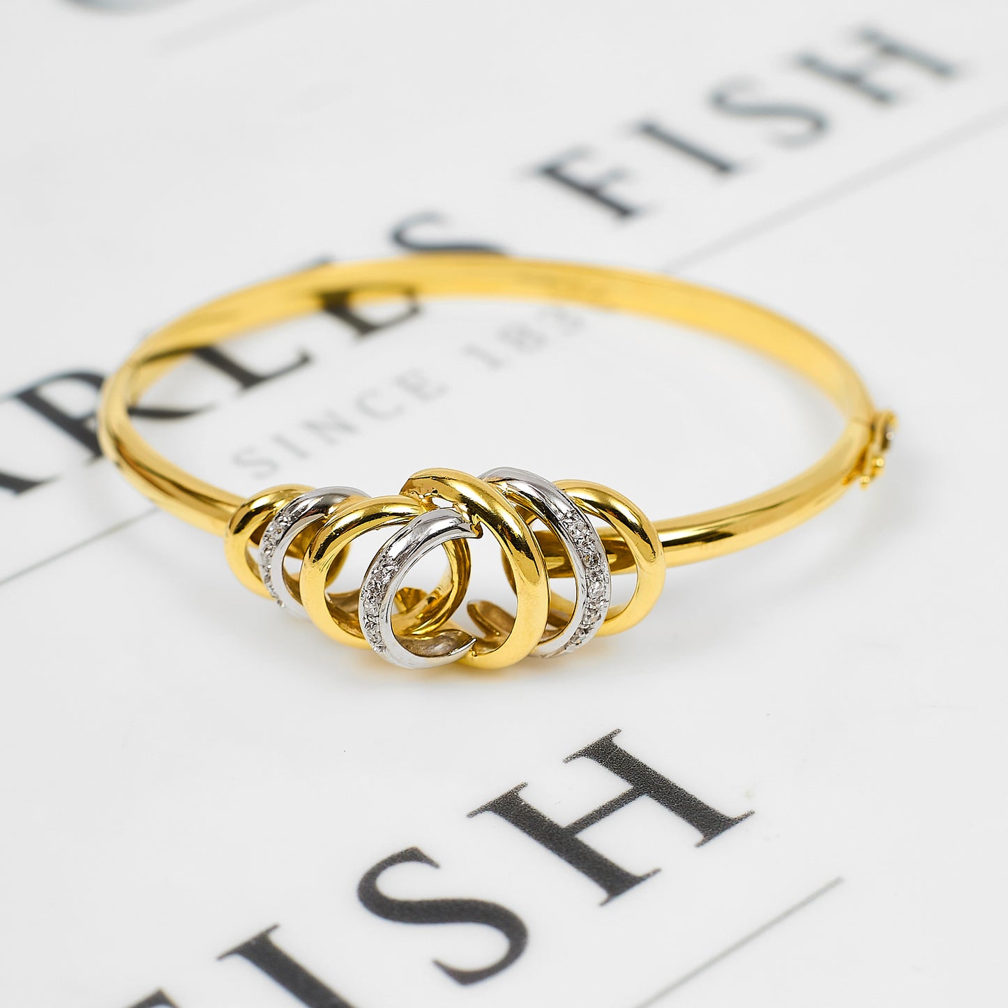 Pre-Owned 18ct Gold CZ Circles Design Hinged Bangle