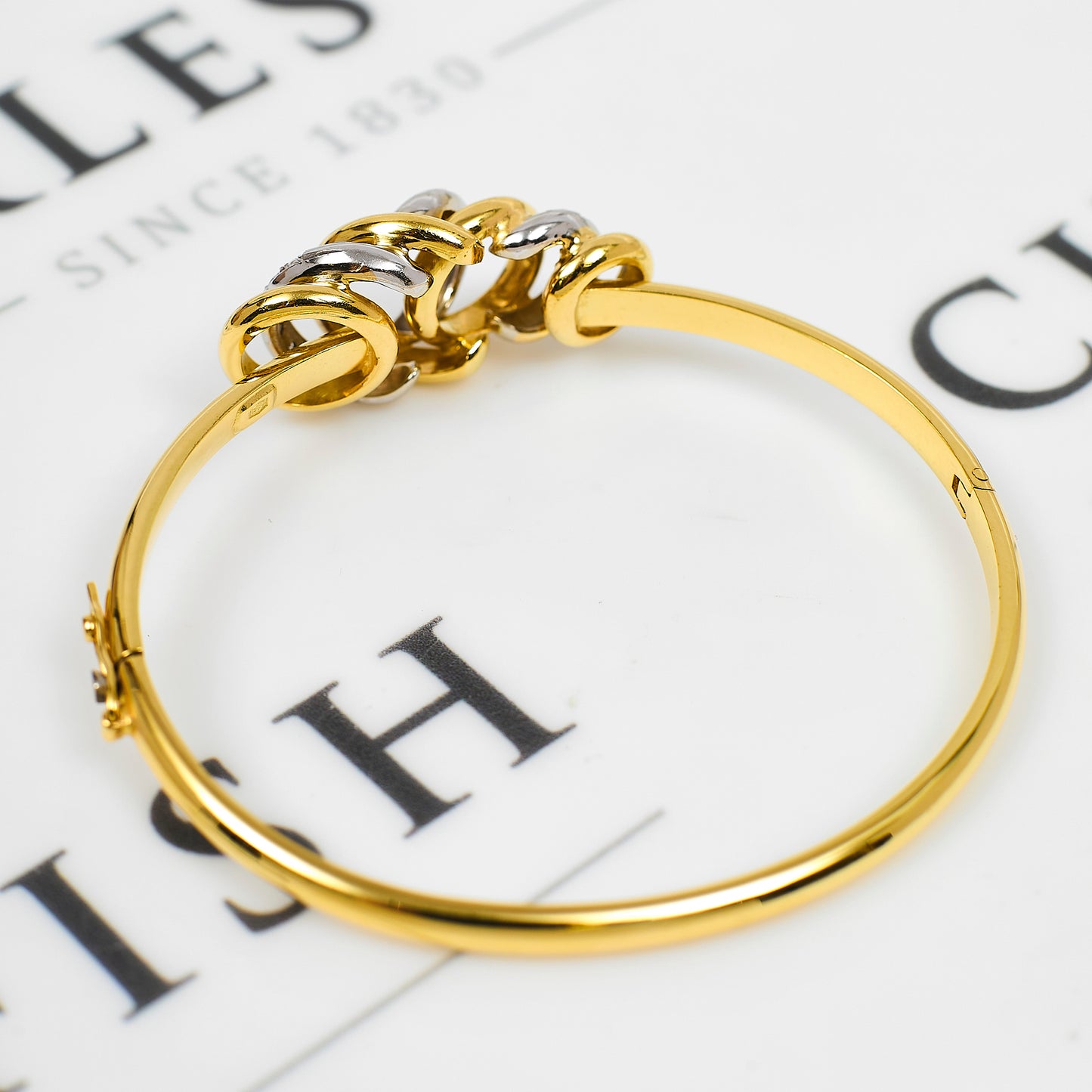 Pre-Owned 18ct Gold CZ Circles Design Hinged Bangle